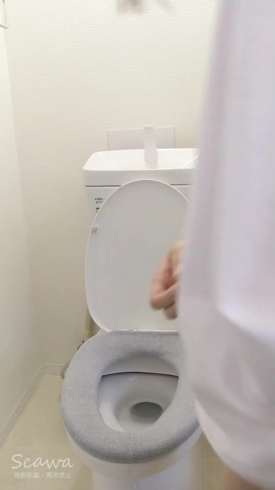 裏垢女子の自撮りオナニー動画「黒髪少女（20歳）トイレで... 電マを使いソロプレイ。 真面目そうな見た目で中身はえろい。」の投稿サムネイル