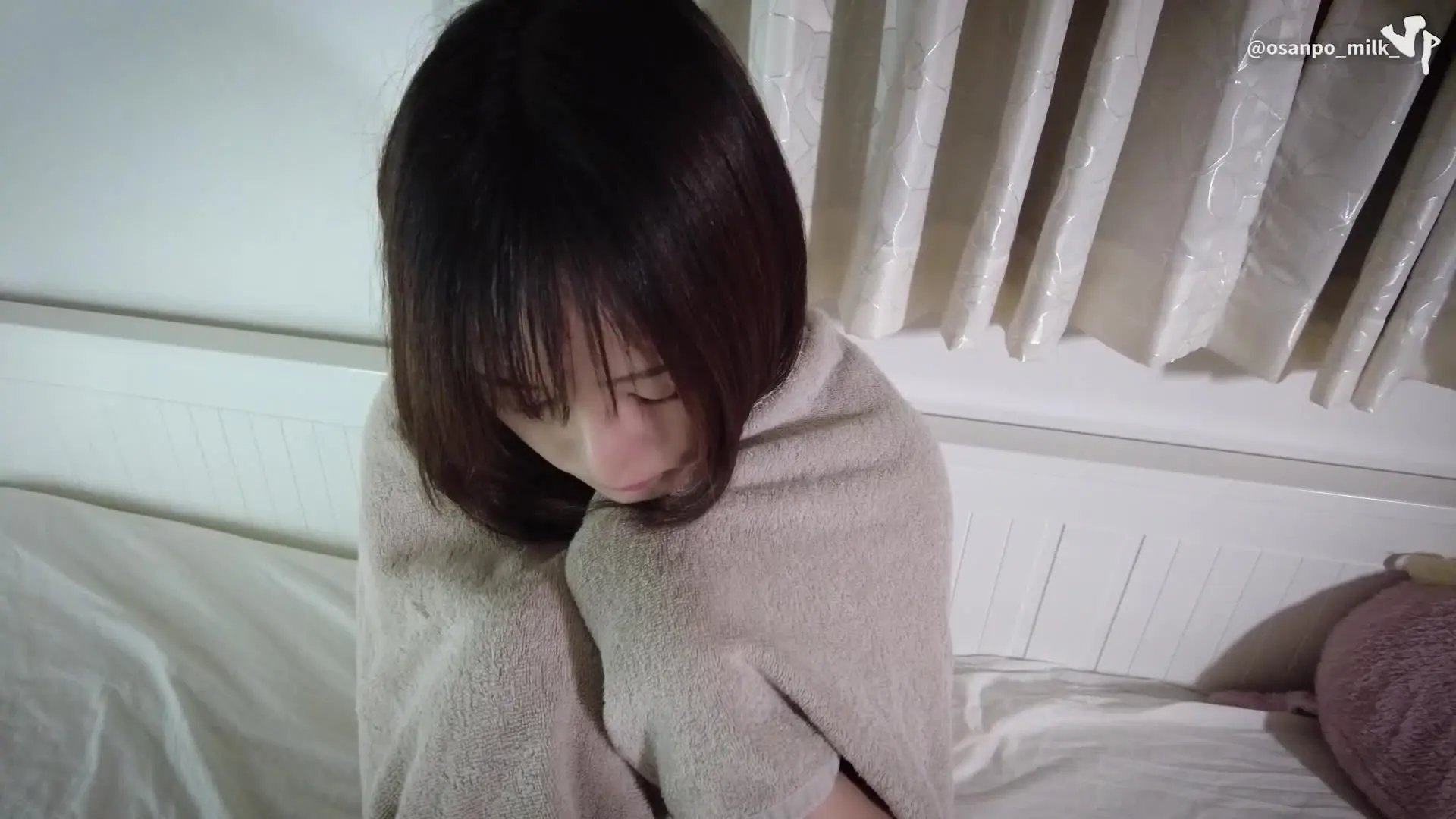 おさんぽ牛乳「どこまで入る？電マ挿入が大好きな変態パイパン美女「奥まで入れて…」本気オナニー」の投稿サムネイル