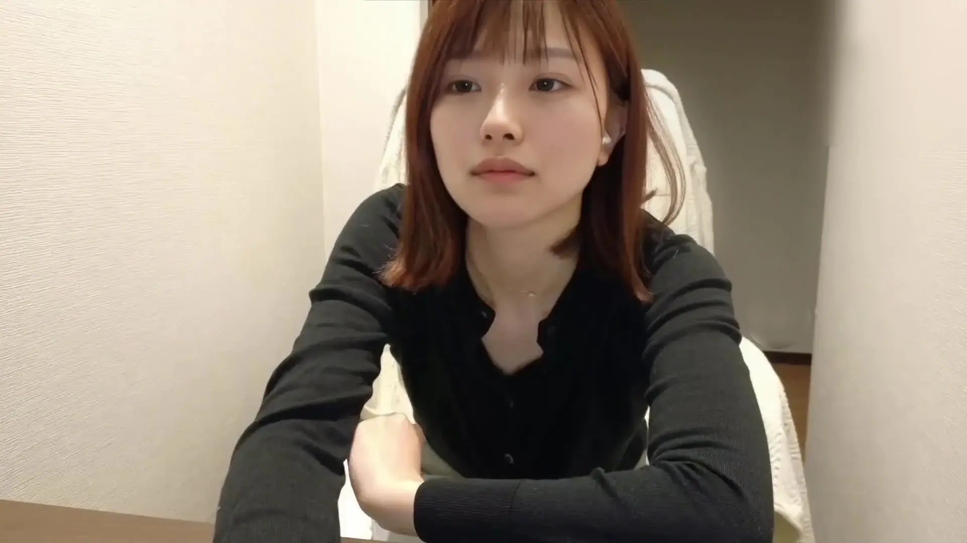 ゆい「結衣です。 一人じゃないのに、どうしても我慢できなくて、、 声を出さないように、何度もドアを気にしながら、静かに続けました...！」の投稿サムネイル