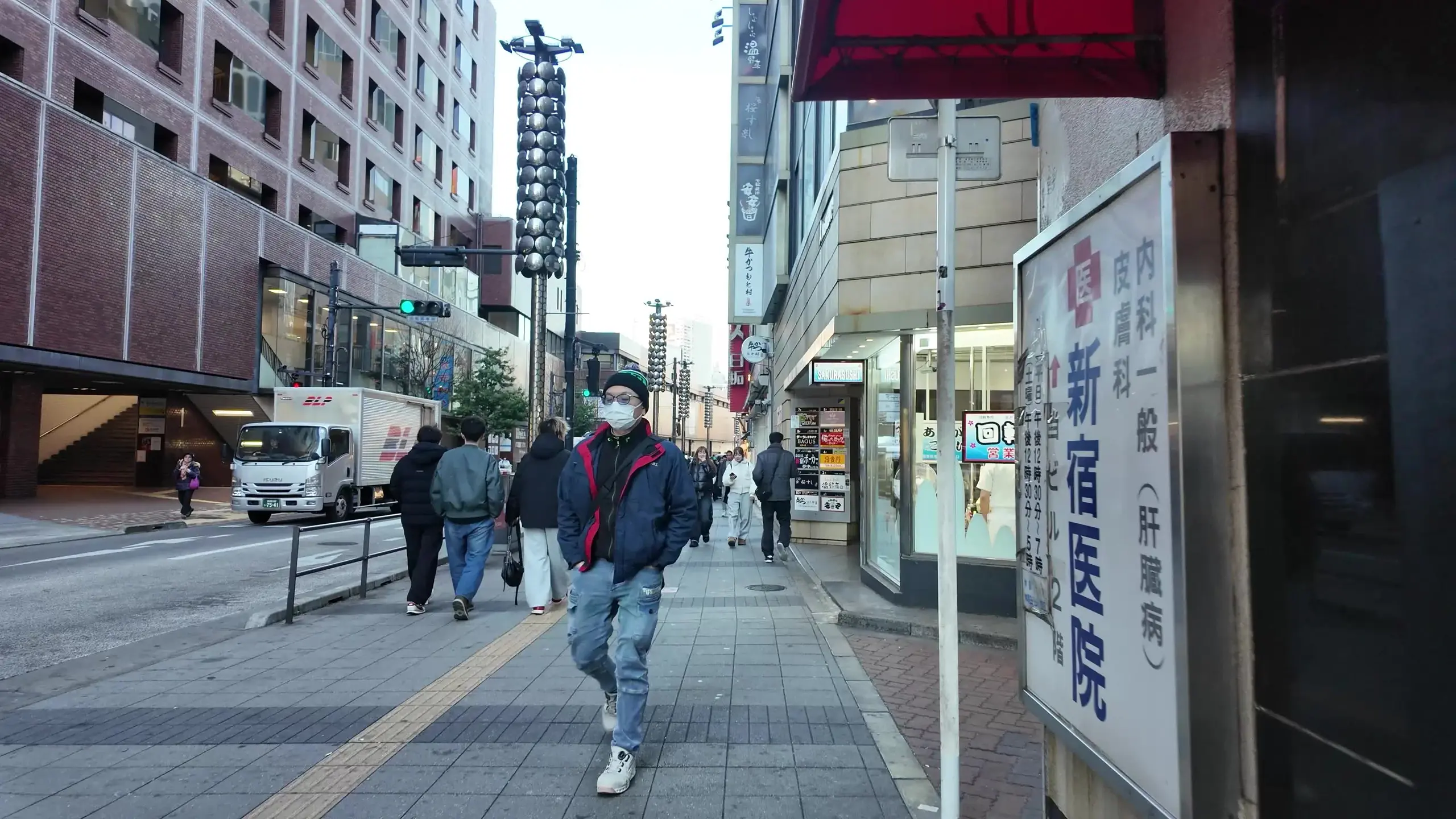 渋谷くん「「彫り師やってます」と数年前にDMくれてから仲良くなった女の子。 見た目はボーイッシュで男友達も多いけど実はドMで苦しい系が大好きらしい。」の投稿サムネイル