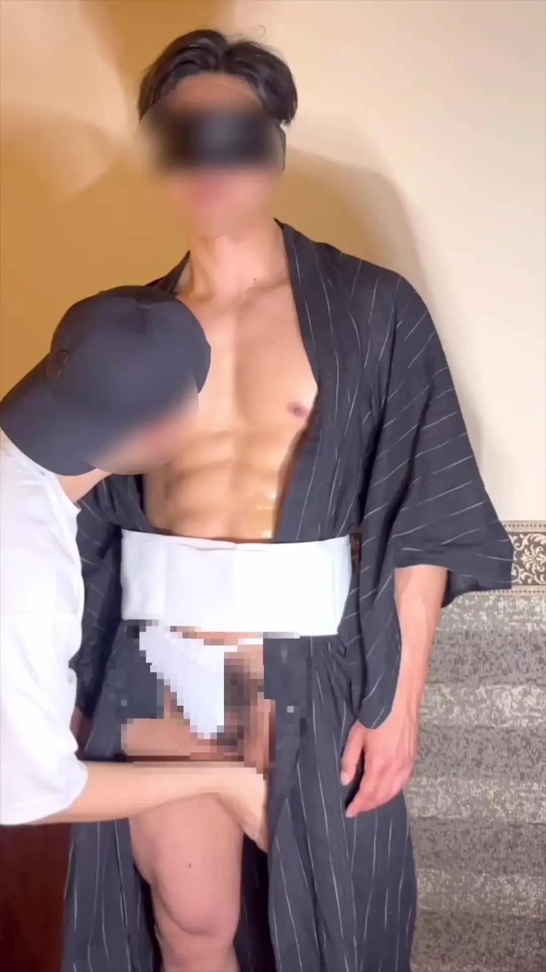 花火帰りのフィットネストレーナー25歳!!目隠しをした時点で何故か浴衣がもっこり…?浴衣をめくると汗ばんだ体とイキ... sample 1