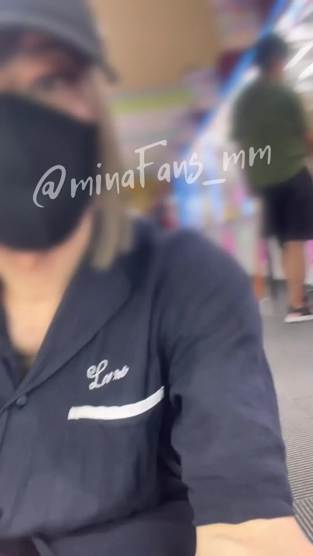 minaFans_mm「某大型アミューズメント施設だ … (∪・ω･)ﾜﾝｯ ！ 夏休みだから、店内人大杉💦 シャツワンピのボタンが外れて(外して)大変でした」の投稿サムネイル