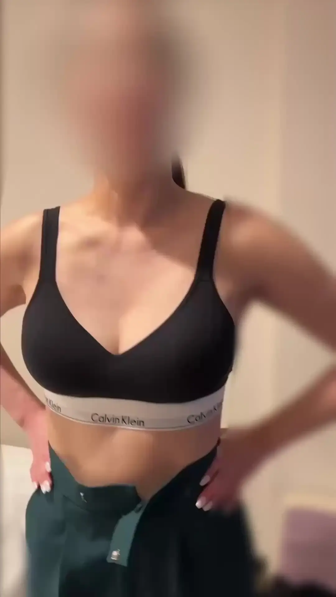 裏垢男子の日常「"完全顔出し"ジムで働くピンク乳首の美巨乳Gカップトレーナーさんとパーソナルトレーニングしてきました。美人トレーナーのパイパンピルまんこに精子ぶちまけるの気持ち」の投稿サムネイル
