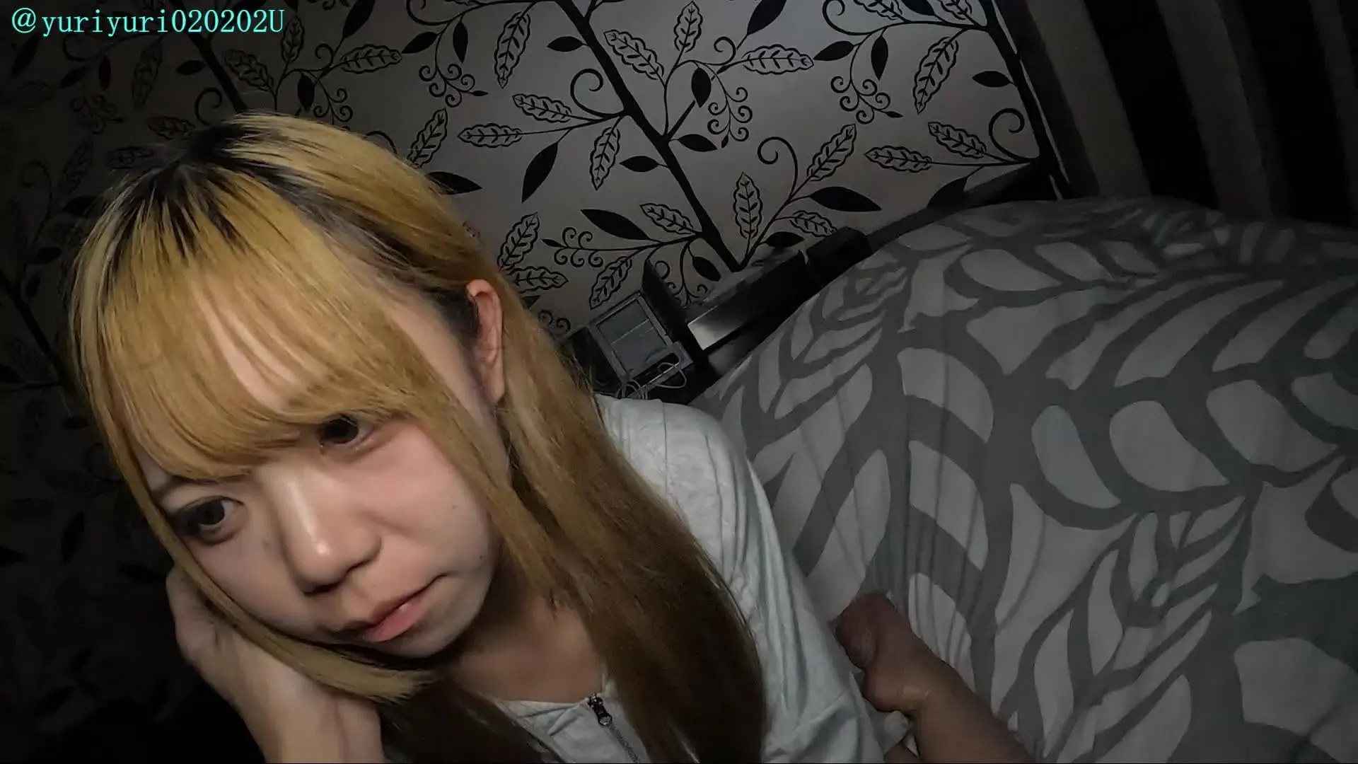 ユーリ「【顔出し】4年ぶりに戻ってきたセフぴにこの４年間離れてたお仕置き中出しセックスしてきた時のハメ撮り。 4年前お泊まりした時に僕がキスマだらけにしたら嫉妬した元彼」の投稿サムネイル