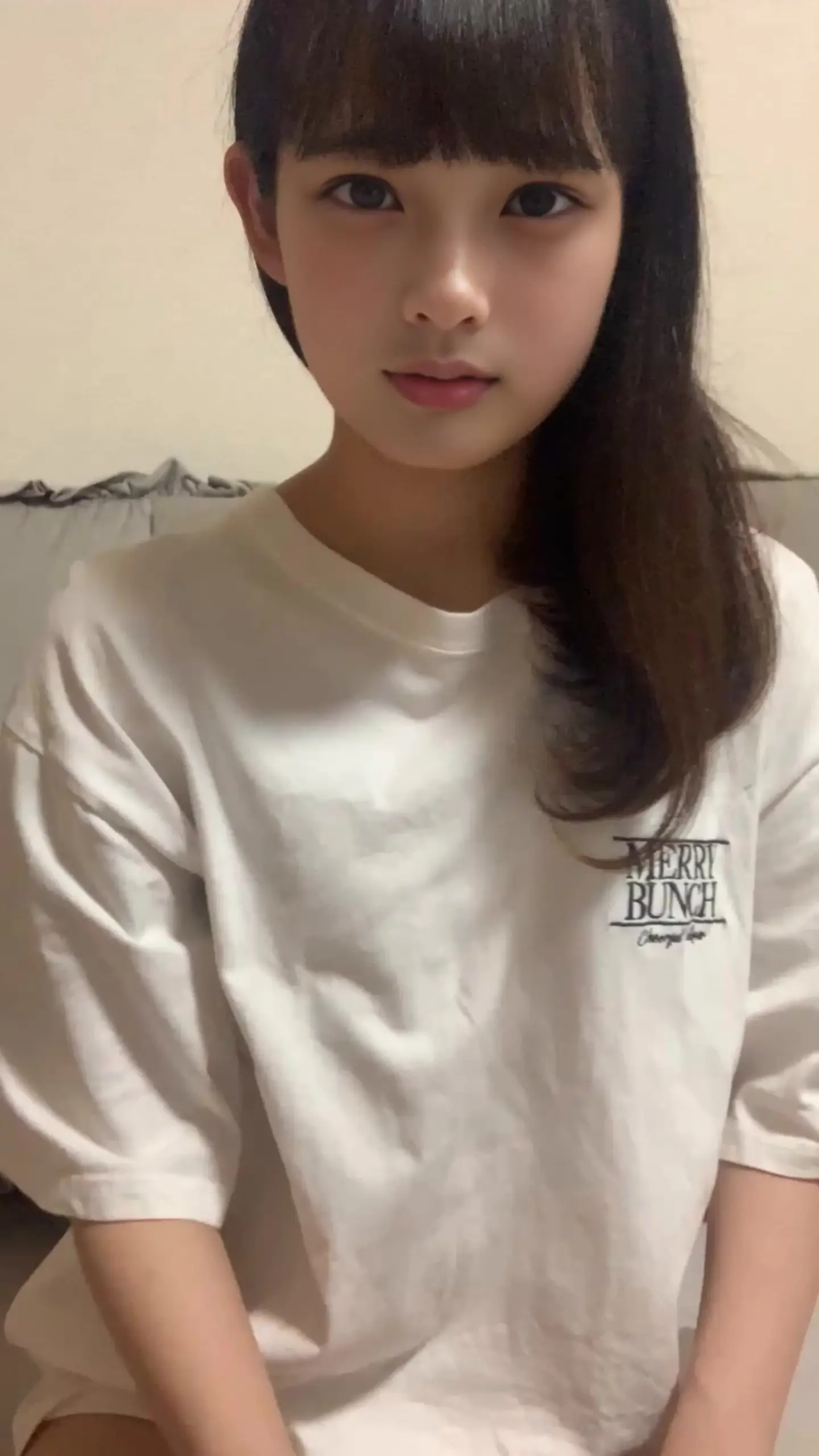 すず🫶女子大生「こんすず🫶 今回は、見てもらってるあなたと一緒に気持ち良くなれる動画だよ/// すずとオナニーの見せ合いしながら気持ちよくなろうね...」の投稿サムネイル