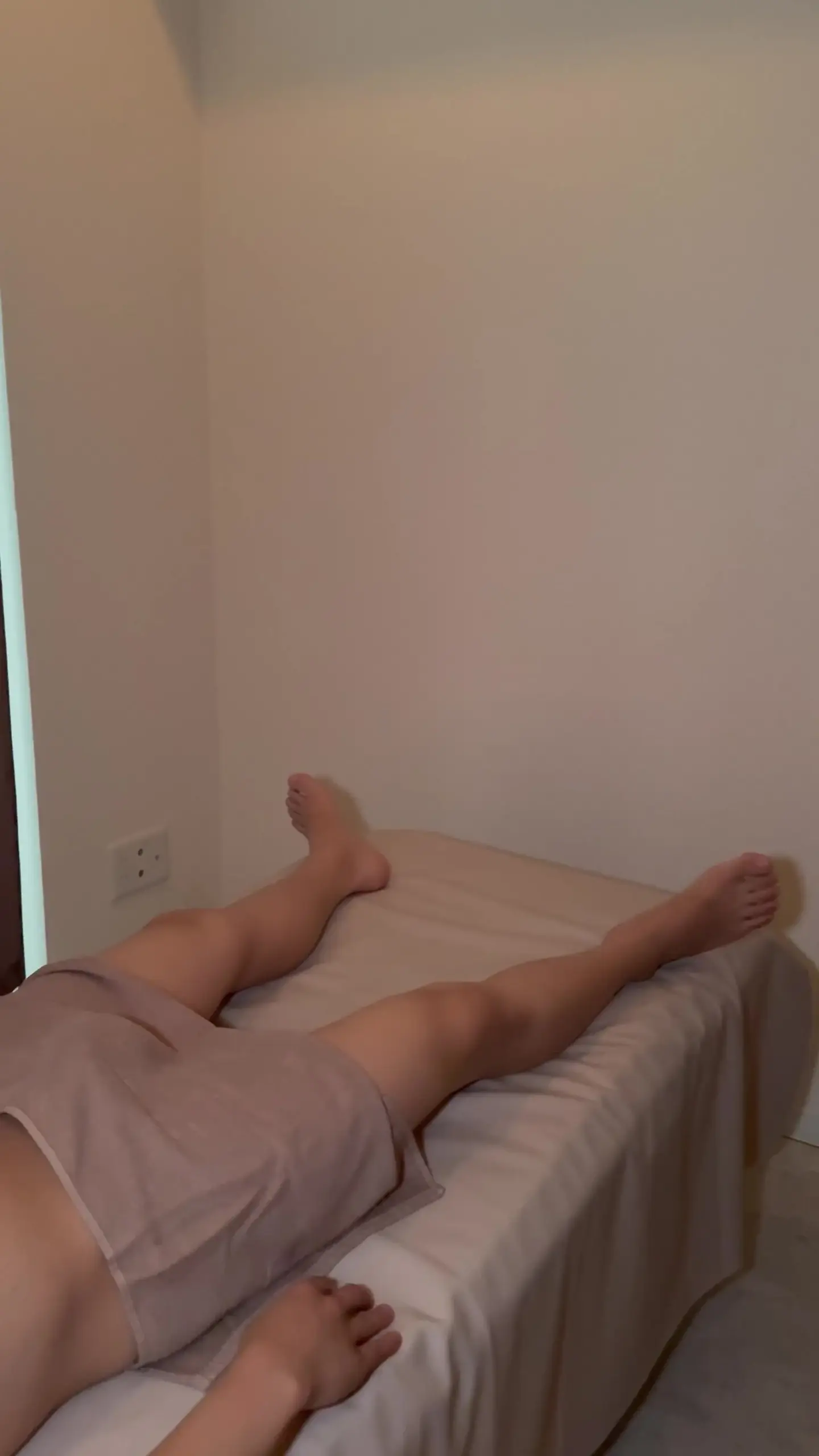 EMIRI「オイルヌルテカ施術動画です🩷 全身にオイルをたっぷり塗って、マイクロビキニで全身テカテカになっちゃってます🩷✨」の投稿サムネイル