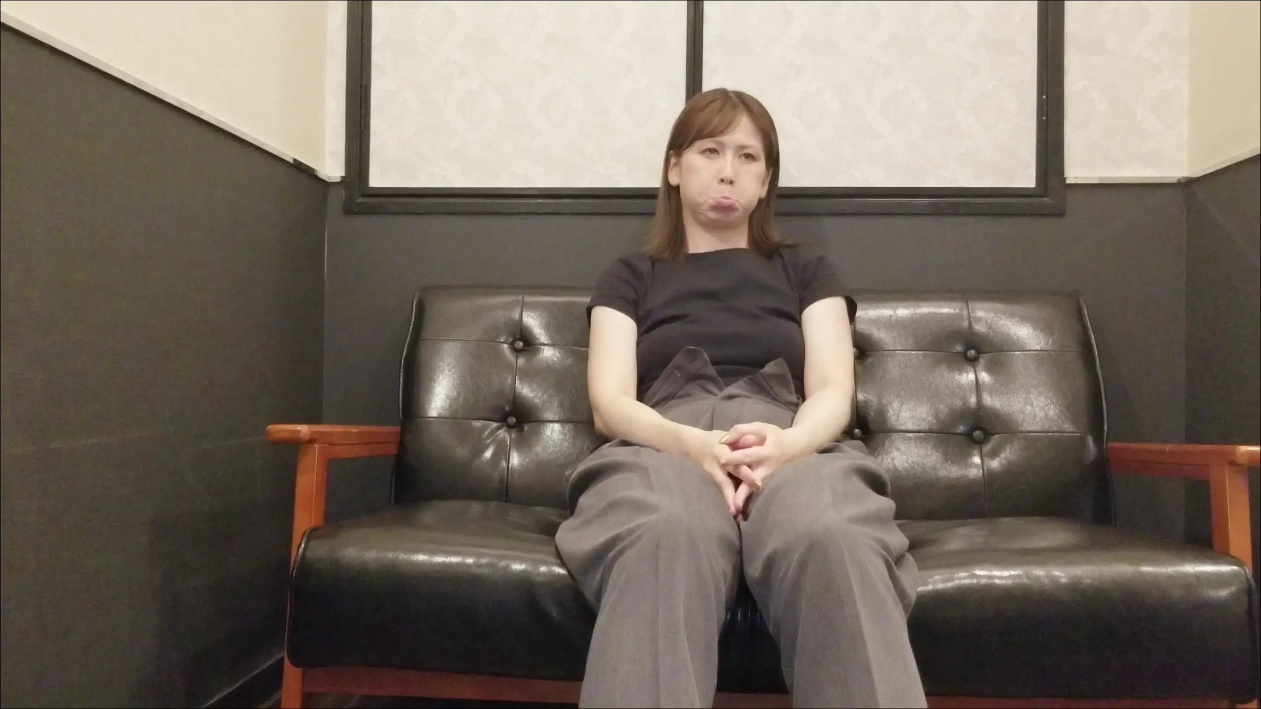 顔出しNTR変態人妻美容部員「【内視鏡で腟内観察される人妻ロングver】 ～内容～ １日履いた汚ぱんつチェック」の投稿サムネイル