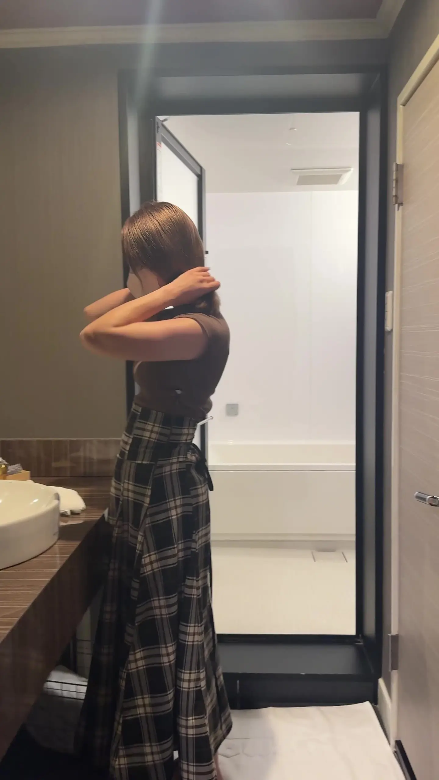 おしっこ女子「※タテ動画になります！ 大手企業のOLさんにおしっこしてもらいました！ オフィスに着ていた服の下を見られるだけじゃなくて、おしっこする姿まで見られるなんて嬉しす」の投稿サムネイル
