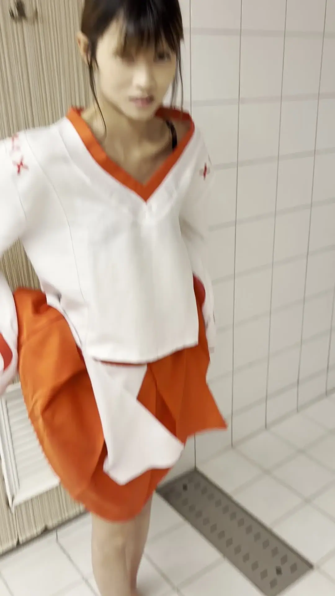 まゆ📹晒され妻（妊娠中）「巫女コスプレで立ちションしました！」の投稿サムネイル