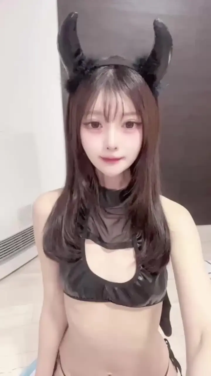 ちなみ「デビルちゃんコスの顔出しおなにー動画です♡😈 おしっこ我慢しながら撮ってたらがまんできなかったです；； 汚くごめんなさい😢」の投稿サムネイル