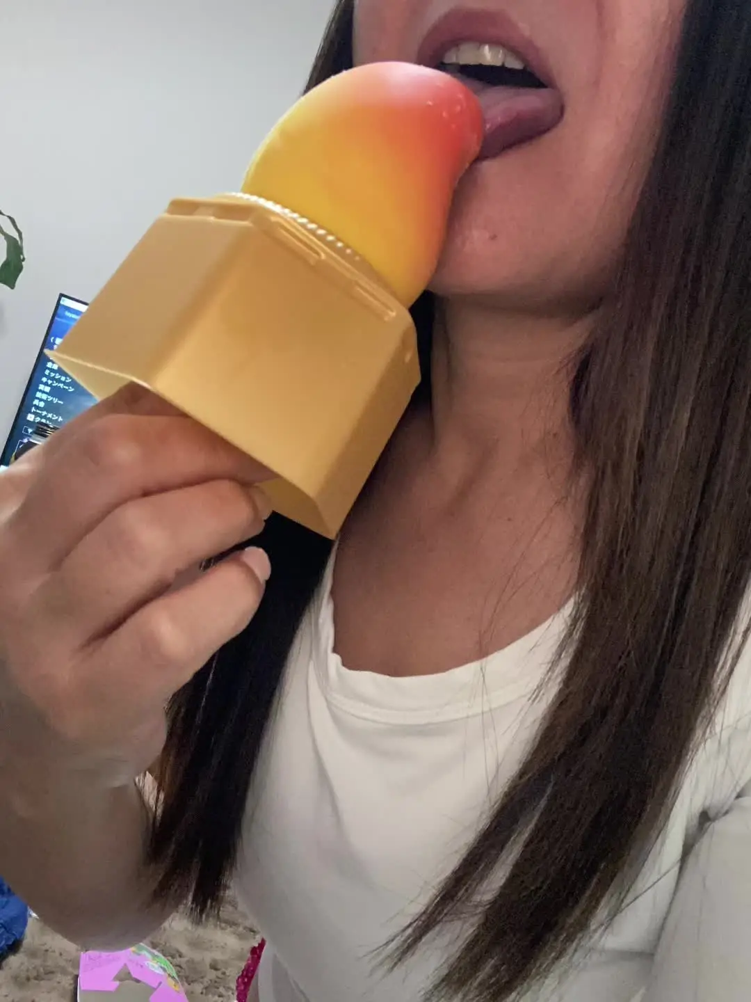 Deens「フェチ向け　舌👅 コンビニついでに夜食なアイスクリームペロペロムービー　なかなか美味しかったようです」の投稿サムネイル