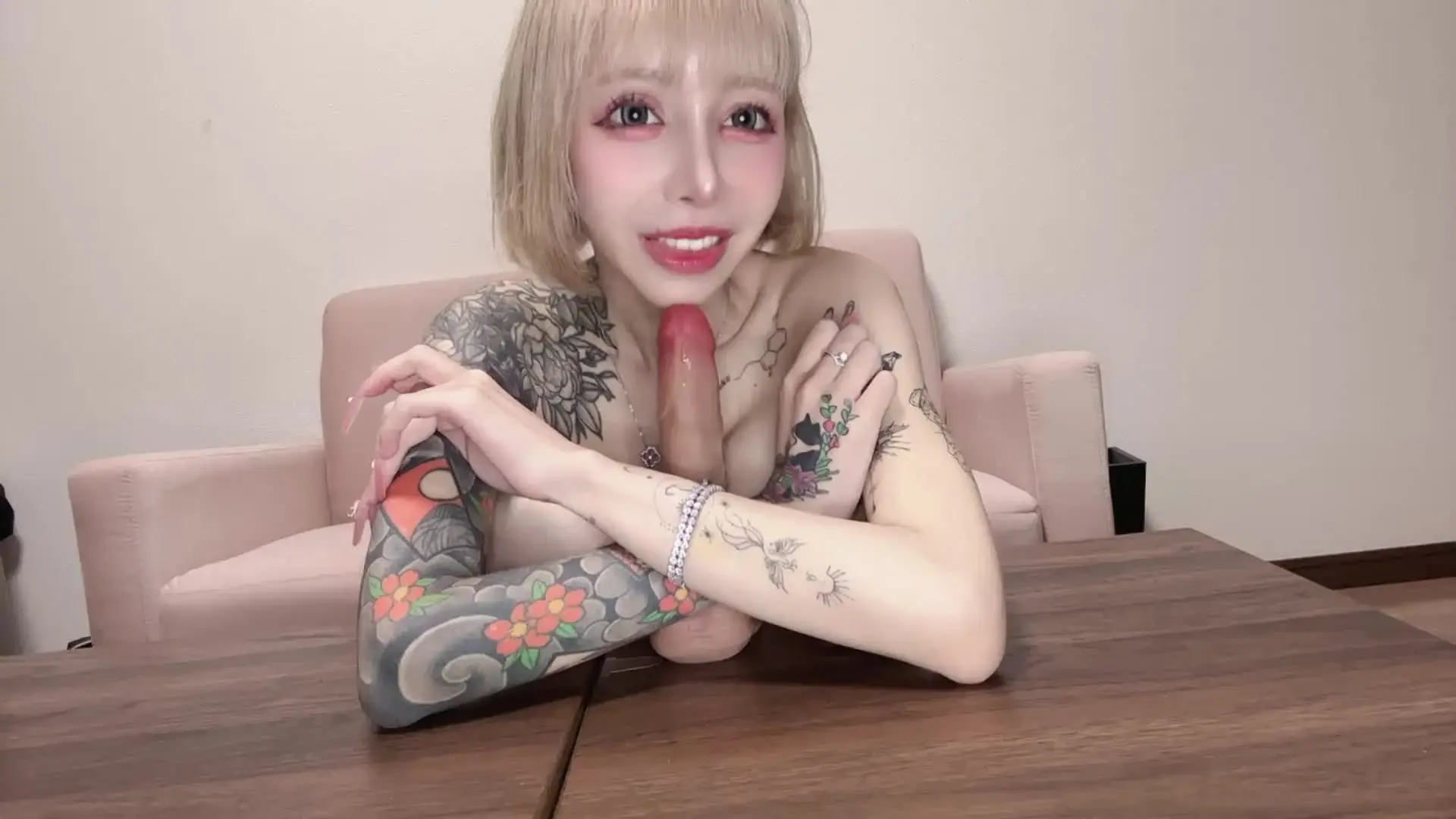 るかぴ ハイパービッグメロン🍈「【フェラチオ動画】たくさんペロペロするからしっかり抜いてよね♡」の投稿サムネイル