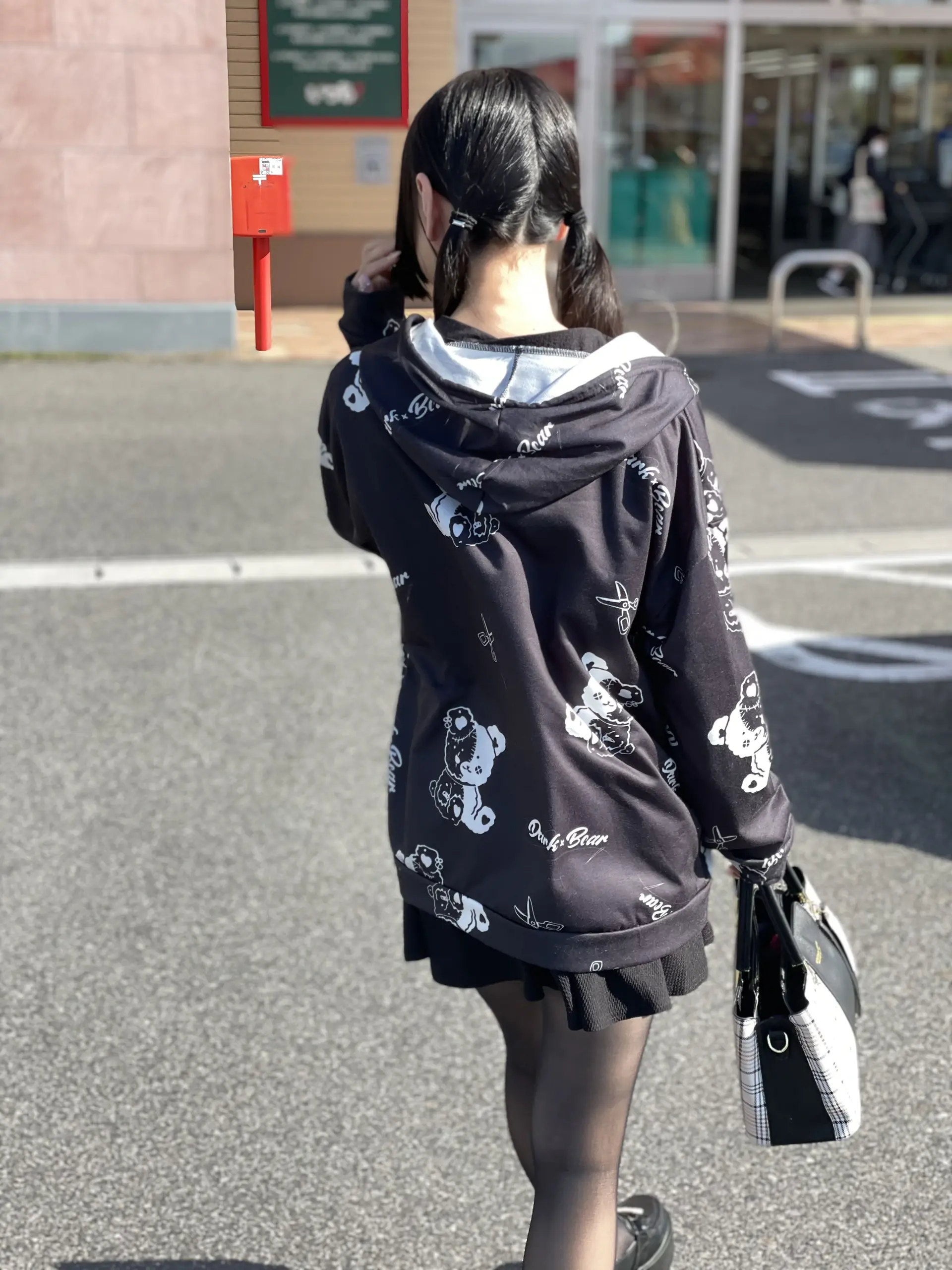 同人ラボ「幼く見えるけど大人です。フォロー必須！ 黒髪に映える白肌、スレンダーなボディに美脚と美尻。 どんなコスプレも自分色に染める地雷系女子、ゆんちゃん。」の投稿サムネイル
