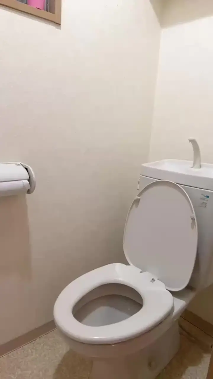 ひより「初めてのおしっこ動画🎥 いっぱい出た/// いっぱい出た///」の投稿サムネイル