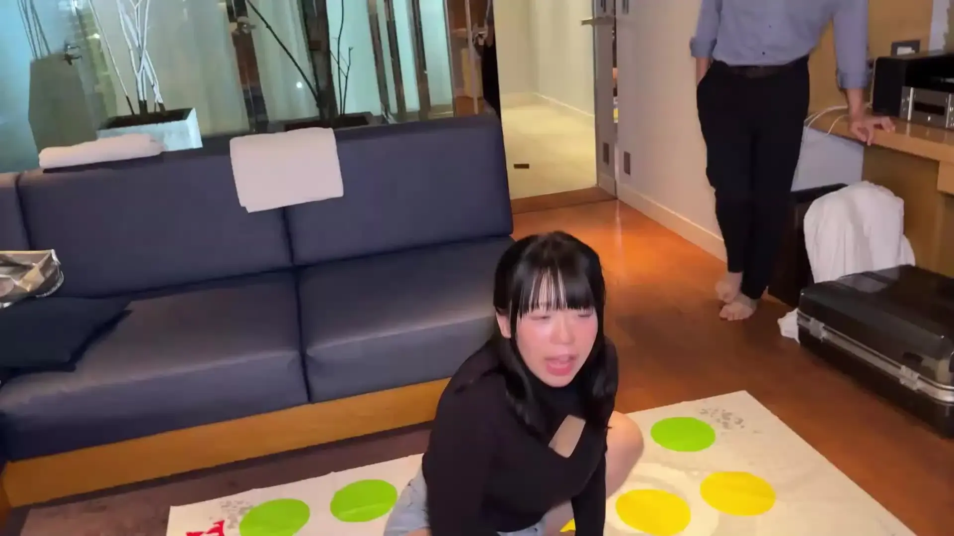 つばさ❗️【メス親と彼女と素人女】「本編紹介 今回やるのは「ツイスターゲーム」！ えろゲームの鉄板ですね ゲストには裏垢女子のもちだちゃんを招待しました。」の投稿サムネイル