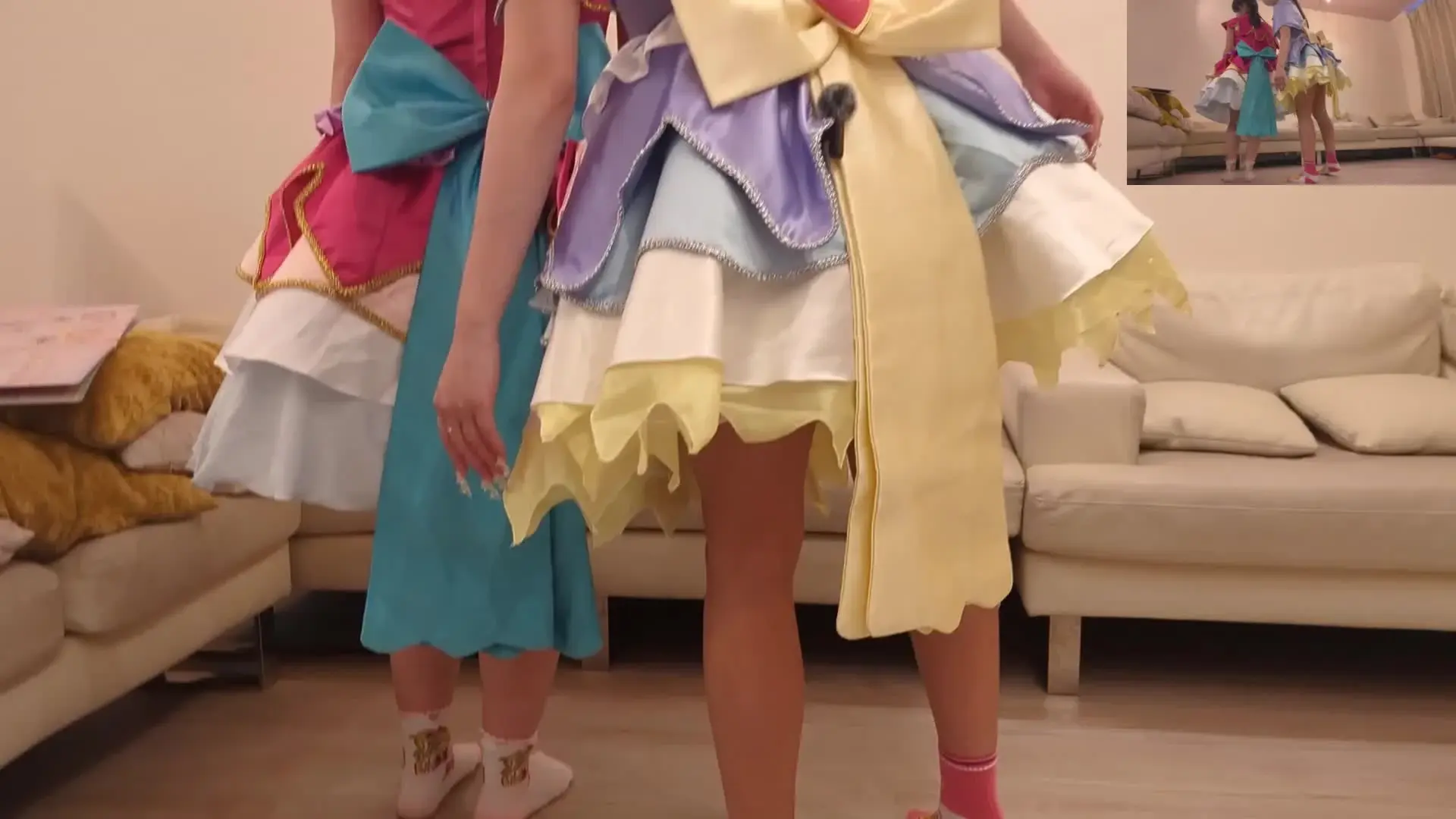 Ur(ゆーある)「キキさんららさん二人とも名探偵のコスが似合いすぎて、本当にそのキャラがおならを嗅がせに来ているようで撮影しながら興奮しました……」の投稿サムネイル