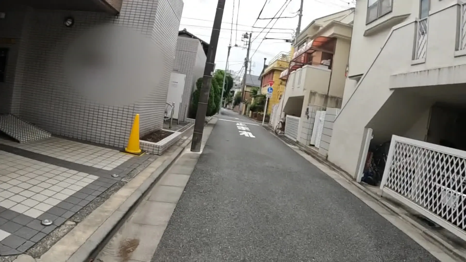 東京地下外性器鑑賞サークル「高級車専門レンタカー従業員！パンチラ07「パンツの紐がズレて気づかず歩行＆秘密のアフターケアサービス」」の投稿サムネイル