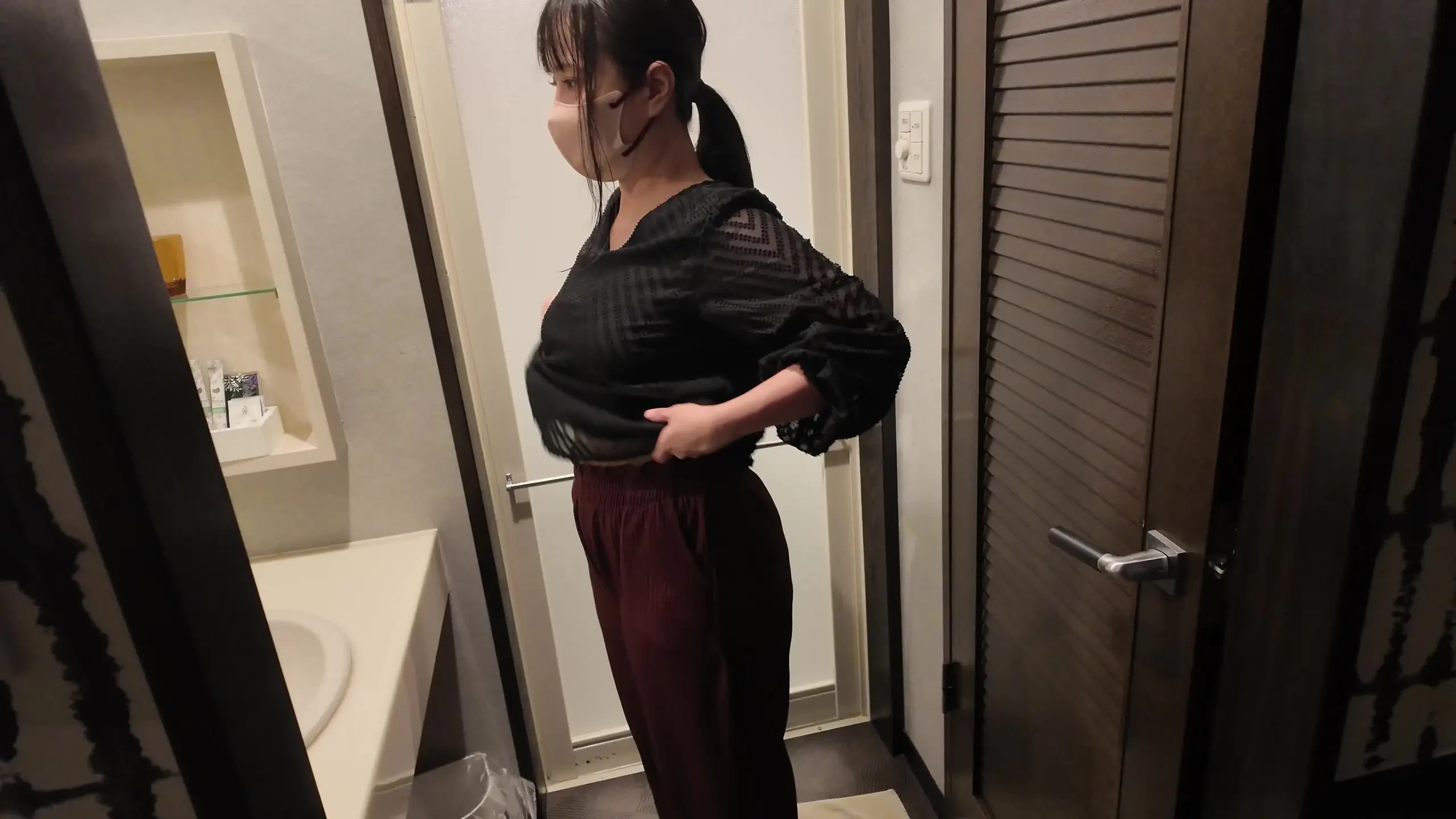 おしっこ女子「※ヨコ動画になります！ ぽっちゃり系爆乳美女のおしっこ良すぎましたｗ おしっこしている時の艶やかなタメ息、スッキリ感がこっちまで伝わってきます。」の投稿サムネイル