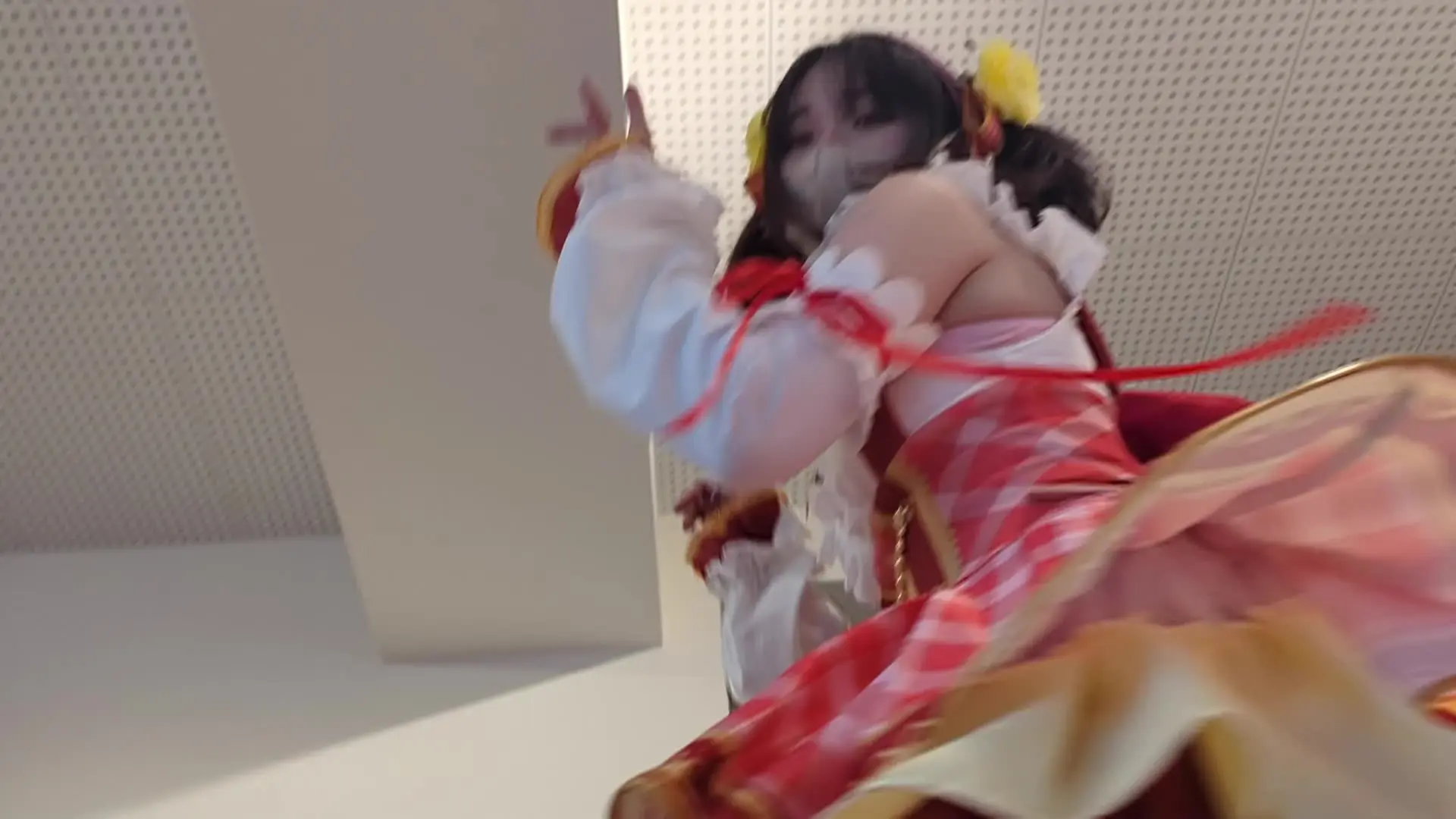 Ur(ゆーある)「女の子3人組動画のラストです！ 大好きな真下アングルからの動画で〆ようかと思いましたが女の子達がなぜか倒立おならにチャレンジしたりとカオスな状況に。」の投稿サムネイル