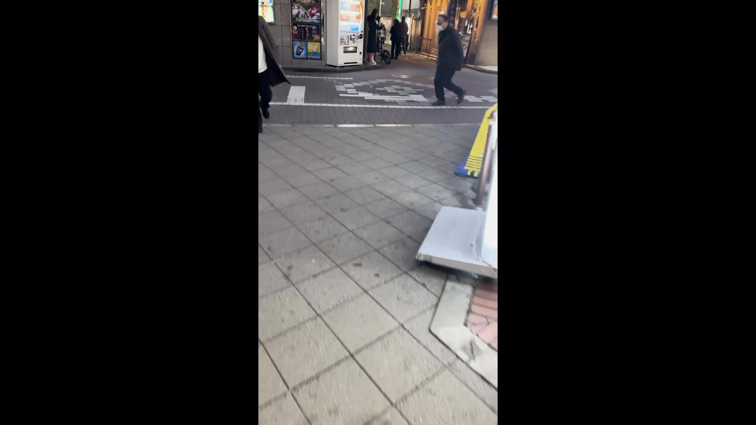 渋谷くん「共通の知り合いを通して仲良くなった女の子。 なんとまさかの元AV女優...!? 一緒に街を歩くだけで周りの人からの視線がを感じる爆美女です。」の投稿サムネイル
