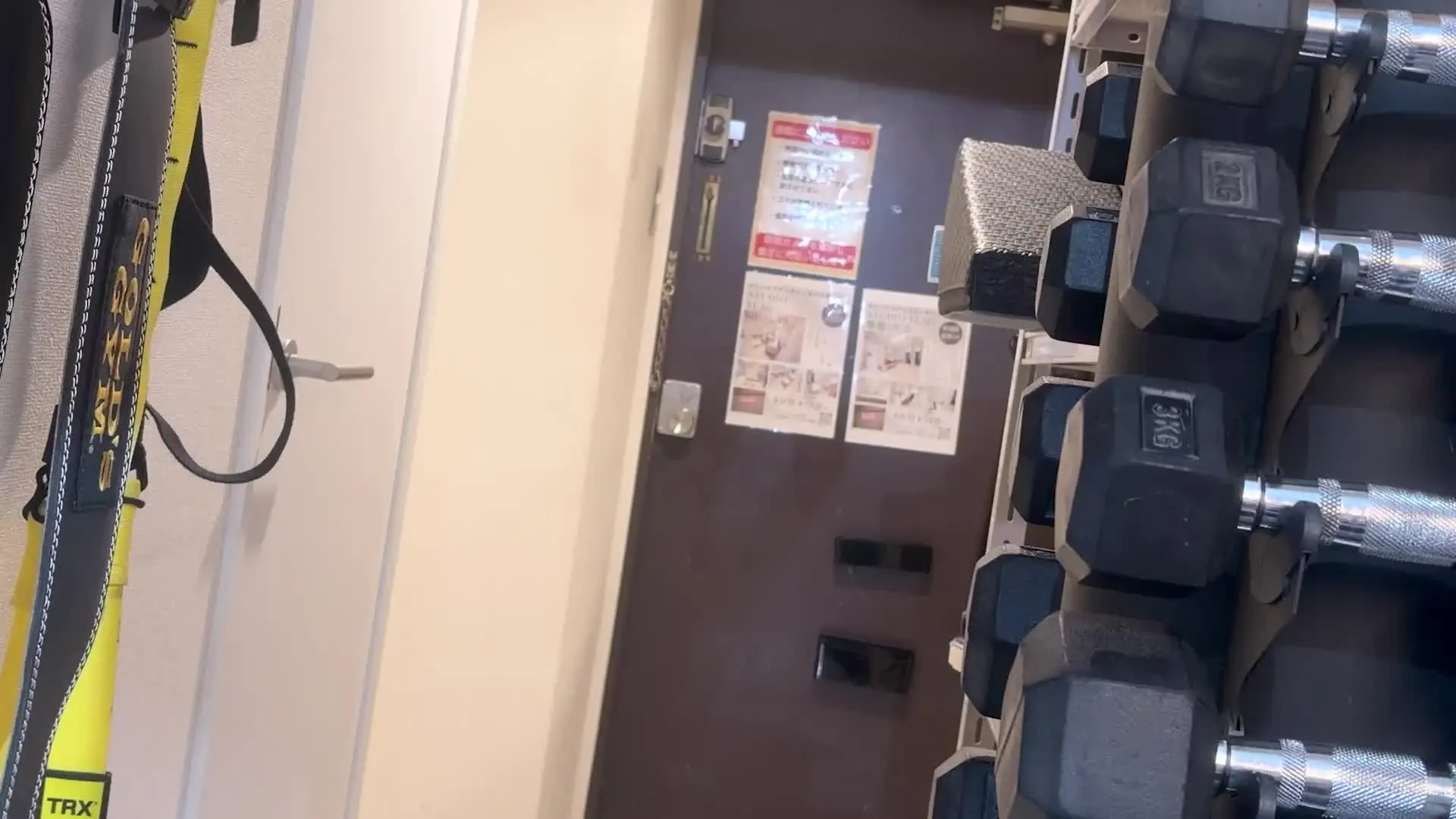 【男子禁制】百合パーソナルトレーニング「こんばんは、しおりですっ🔖 女性専用のパーソナルトレーナーを始めて、記念すべき25人目のモニターさんがきてくれました～🌸 ７月にDMをくれた、すずさんです！」の投稿サムネイル