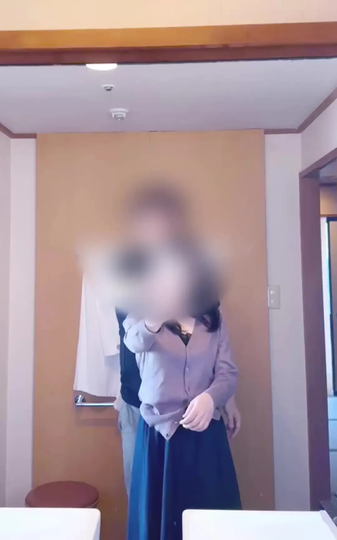 人妻 れいな - コスプレ生中出し「れい手持ちカメラで撮ってます💕」の投稿サムネイル