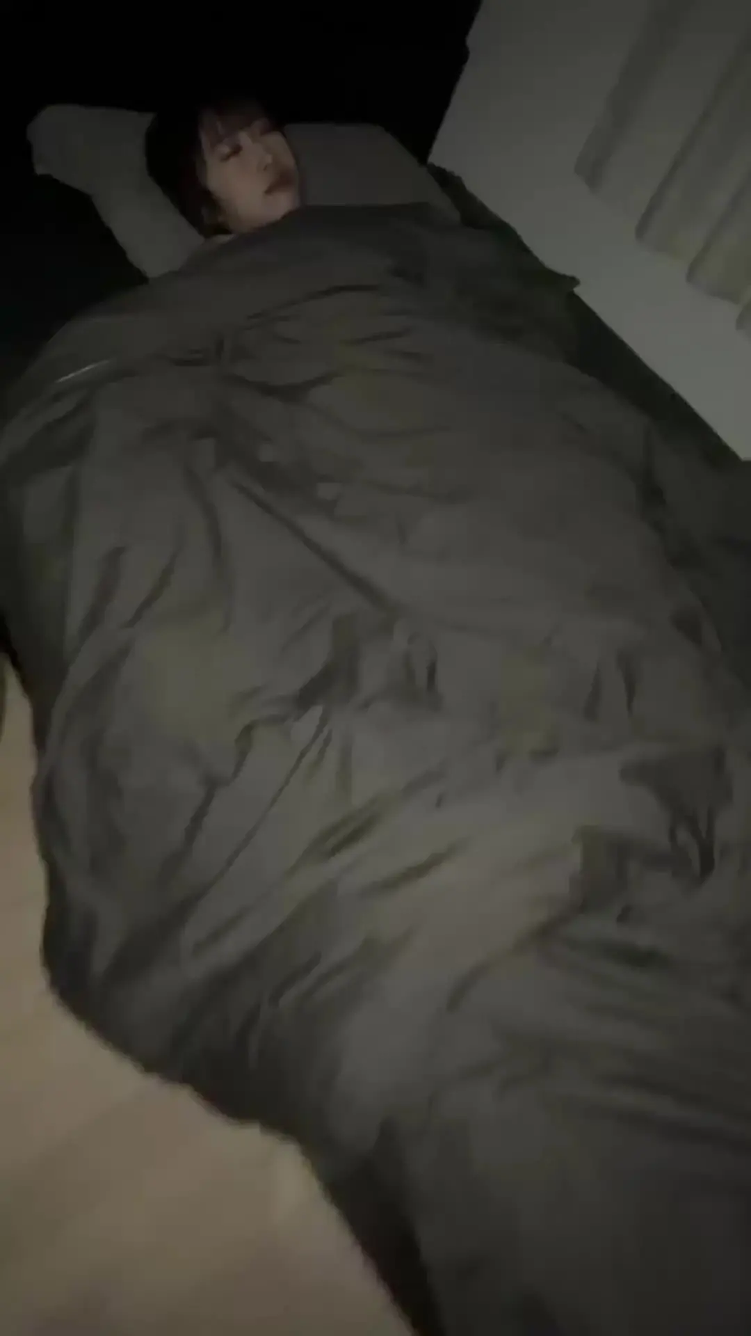 催眠術師X (寝ている美女に勝手に中出し)「“完全顔出し”めっちゃ可愛いアイドル顔・Eカップ美乳美女JD(19)が寝ている間に好き勝手に中出しした映像」の投稿サムネイル