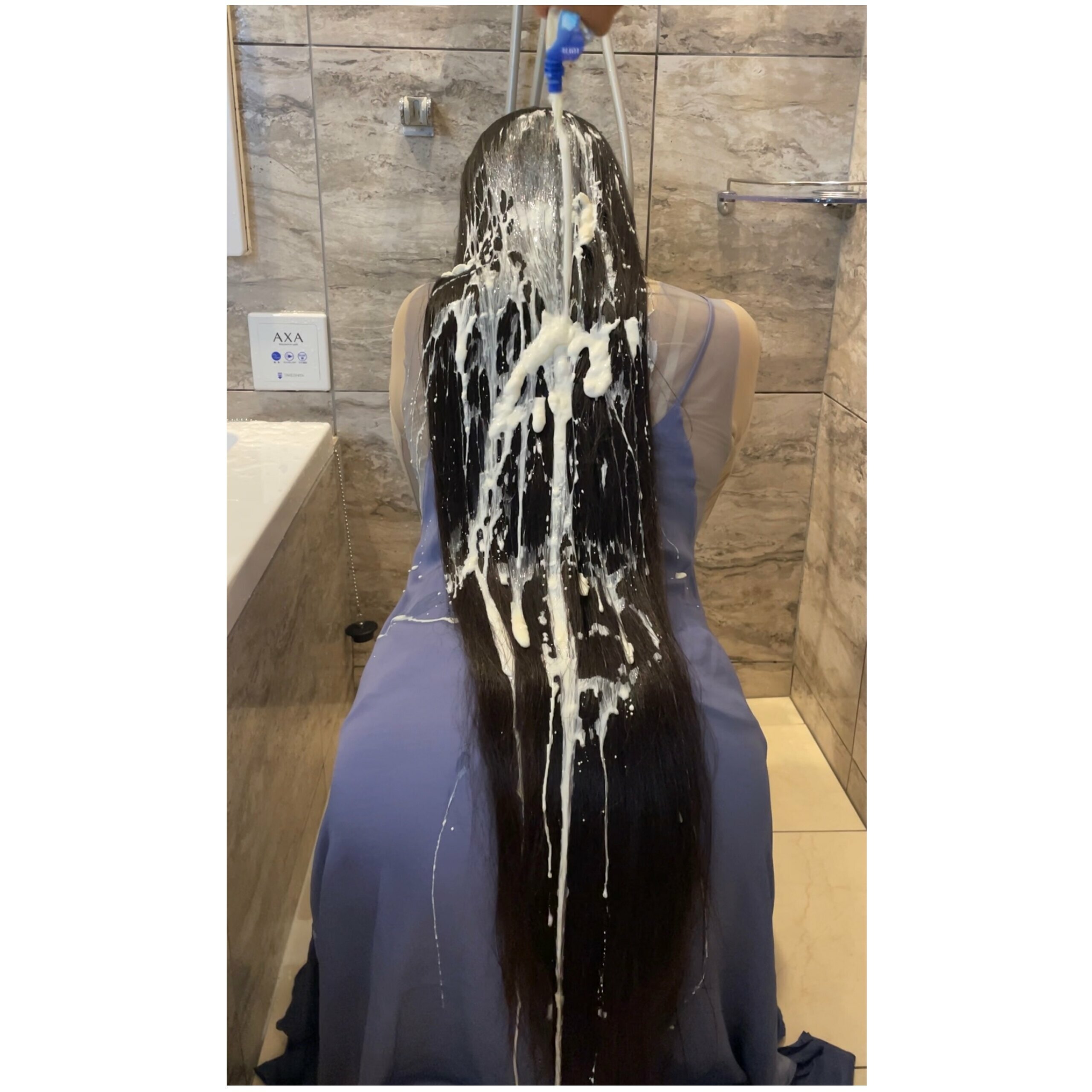 髪フェチ研究会💇🏻‍♀️by さくたん🌸「お尻までのスーパーロングヘア❣️ バニラアイスでぐちゃぐちゃmessyプレイです🥺 最後はブラッシングして髪全体にベトベトを馴染ませてます💦」の投稿サムネイル
