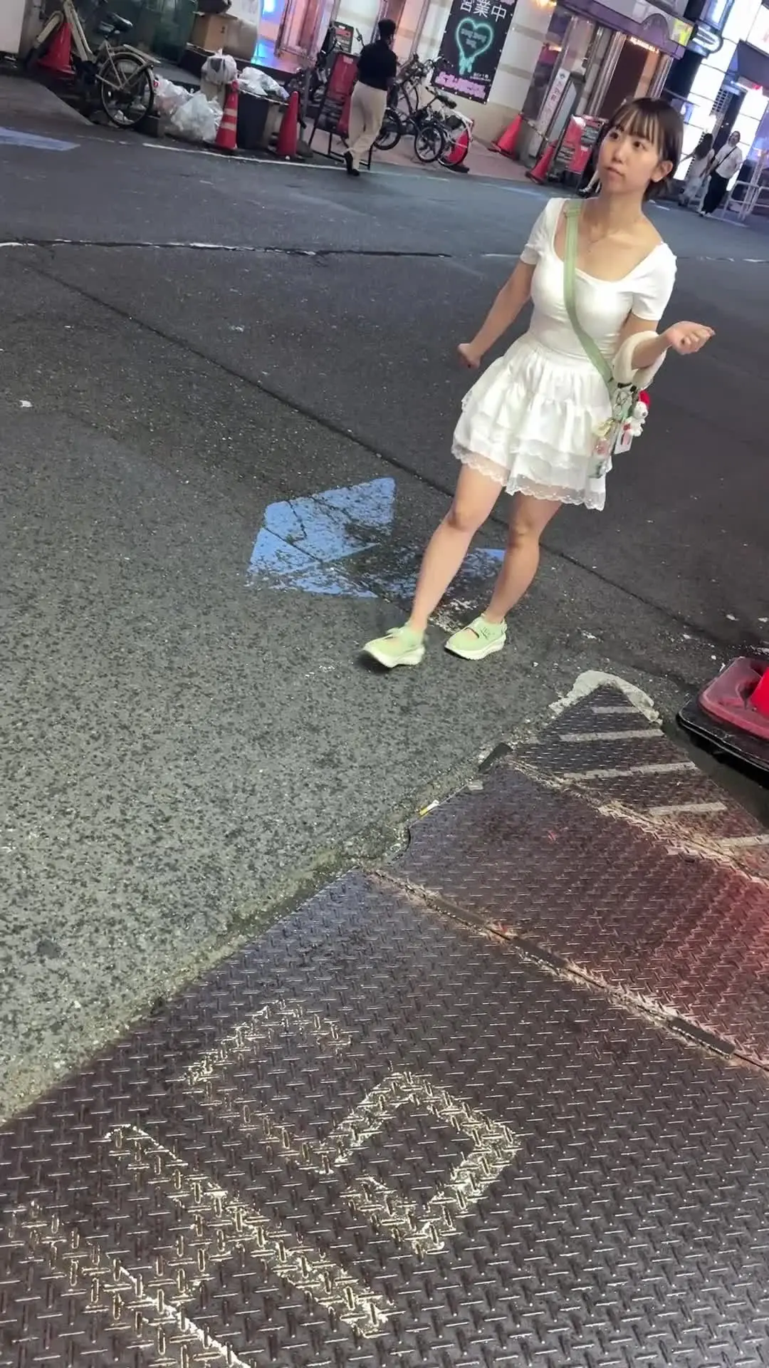 いただき男子「【フル動画】デカパイ奇跡のスレンダーに奢らせ！会員制レストラン(ラブホ)でフェラチオごっくんしてもらいました！」の投稿サムネイル