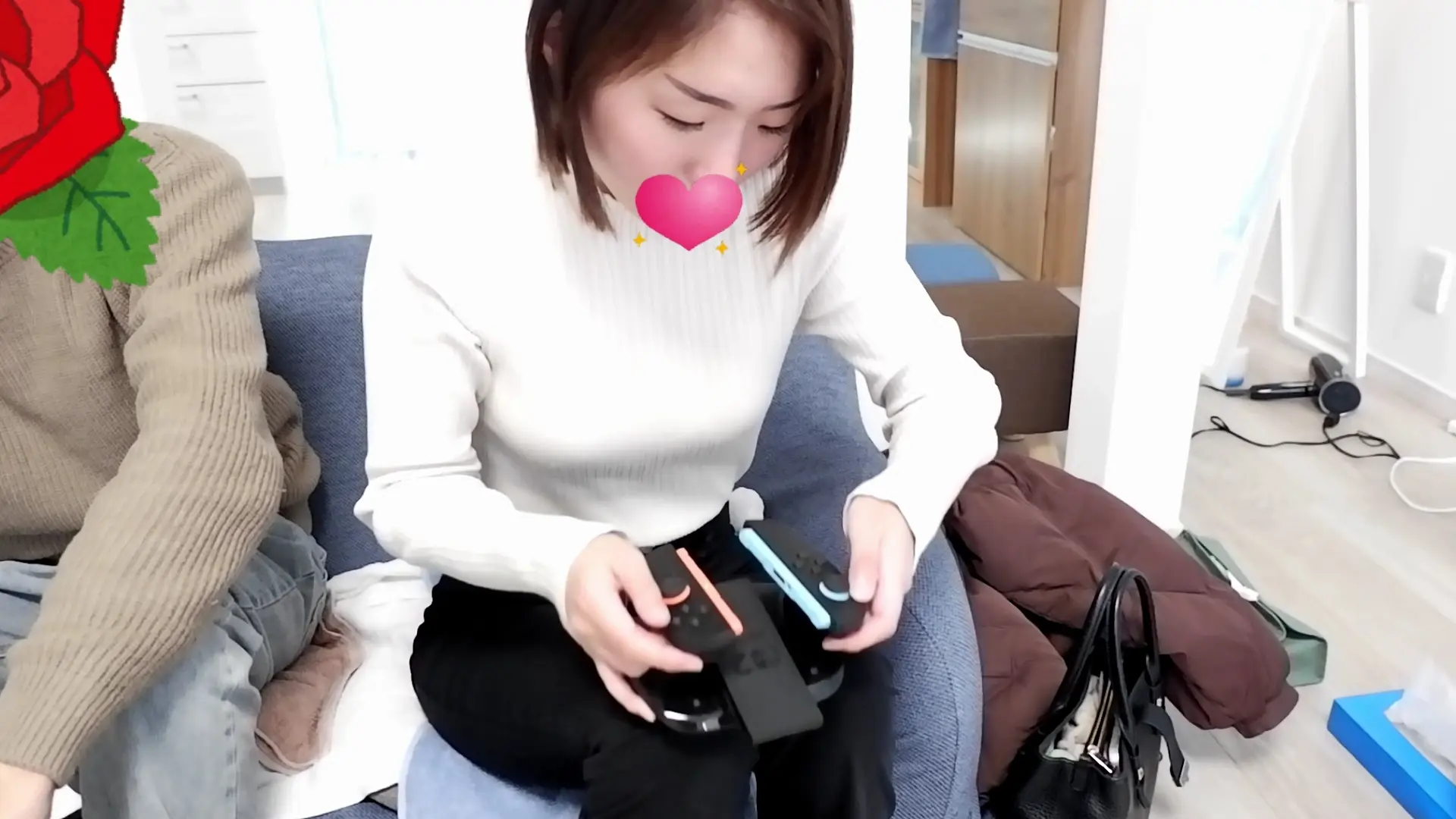 りりの全裸パーティー兼公開撮影。私たちは府内で男も女も裸で過ごすパーティーを開催してます。基本的にはみんな裸ですが、脱ぐ前に着衣でいろんな動画撮ってます。これはス〇ッチ2コントローラーを触ってるところ。今回はソフトな動画なので無料です。このパーティー、実はどなたでもご参加いただけます。興味ある方はX「関西混浴倶楽部」をチェック。フォロー、リプ、DMお待ちしてます。