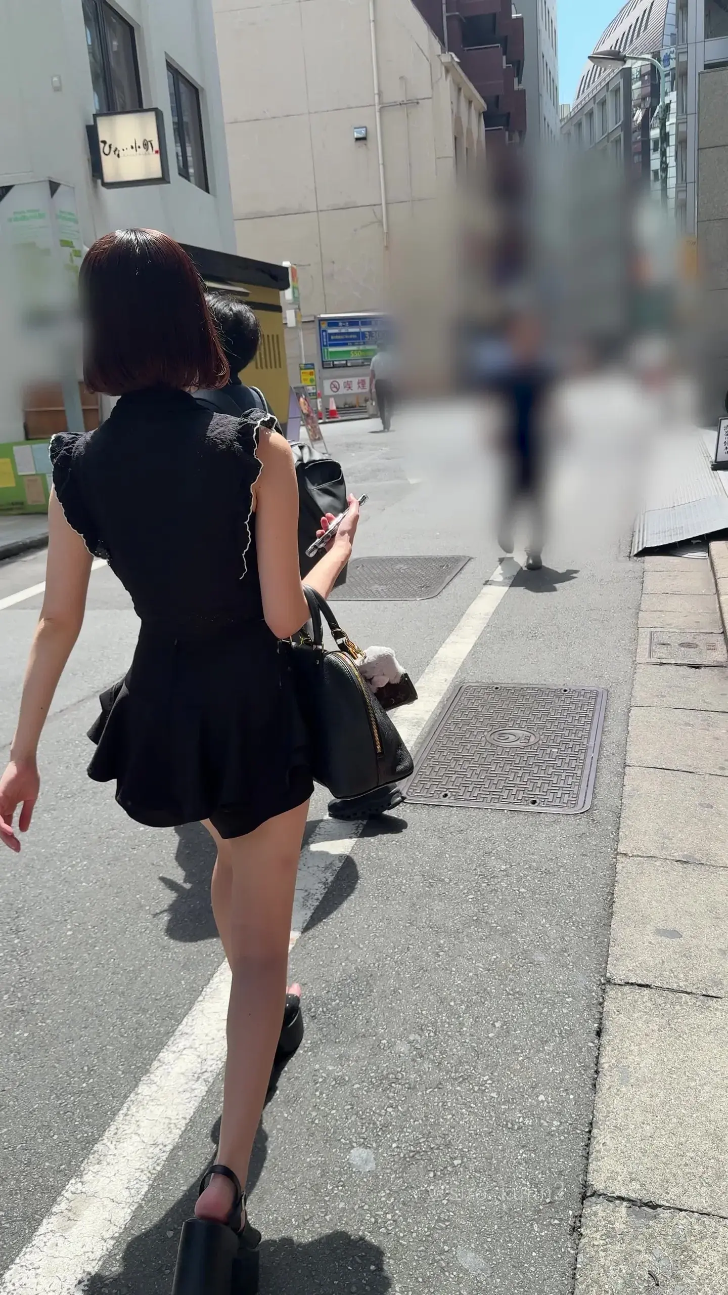 しろ 「こちらは本編のおまけとした、縦動画バージョンです！ スマホ撮りの限定アングルや聖水シーンが含まれます。 フィニッシュシーンも迫力のあるスマホアングルで収めている」の投稿サムネイル