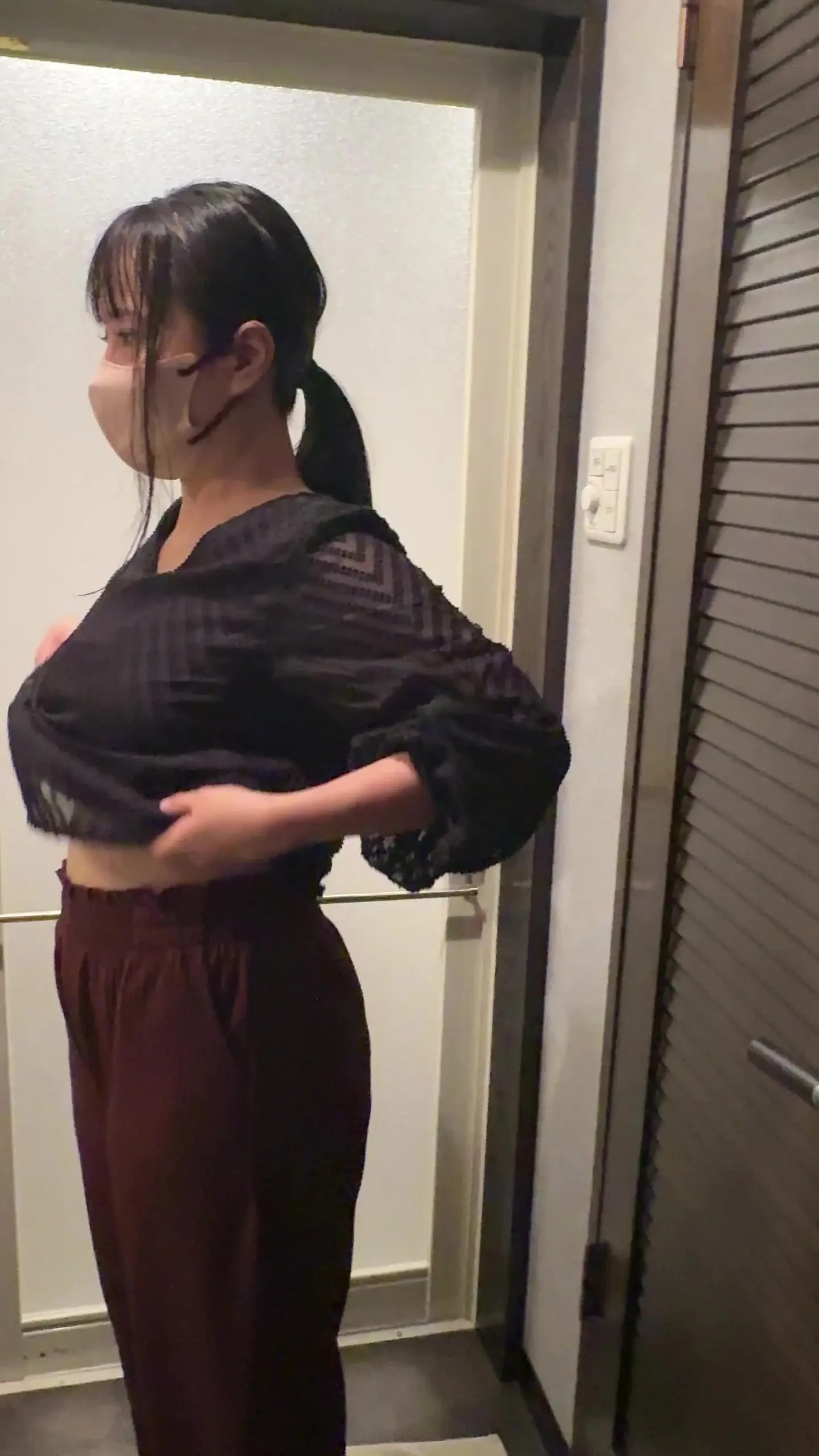 おしっこ女子「※タテ動画になります！ ぽっちゃり系爆乳美女のおしっこ良すぎましたｗ おしっこしている時の艶やかなタメ息、スッキリ感がこっちまで伝わってきます。」の投稿サムネイル
