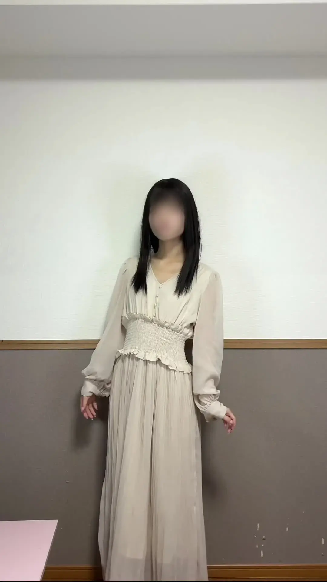 みずきお嬢様(姫宮みずき)「（顔出しなし） こんばんは、みずきです🌸 今回は、清楚系ワンピースを着たまま立ちながら撮影してみました…💕」の投稿サムネイル