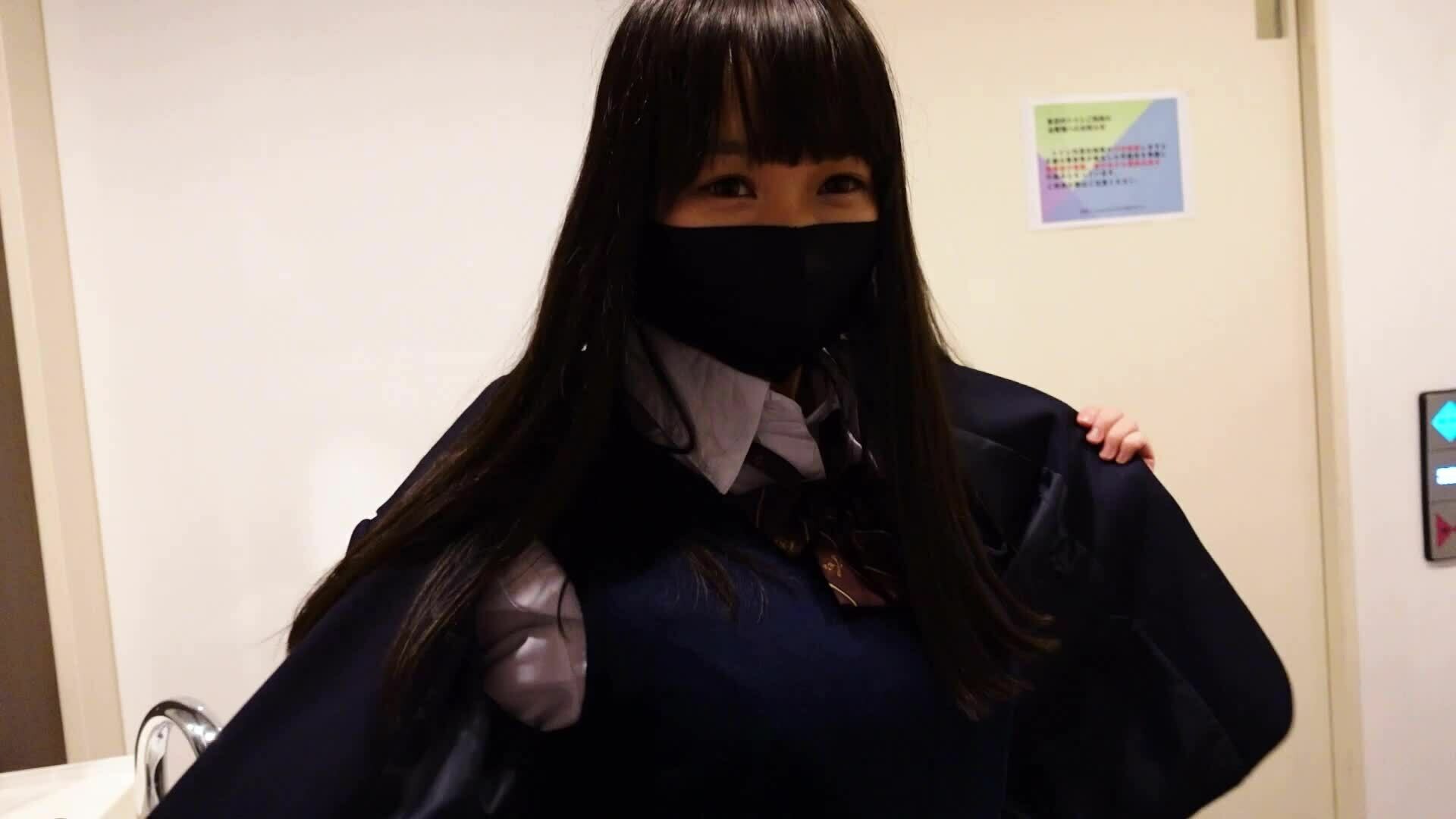 美少女が公衆ト〇レでおじさんに手コキご奉仕♥ (2/2)