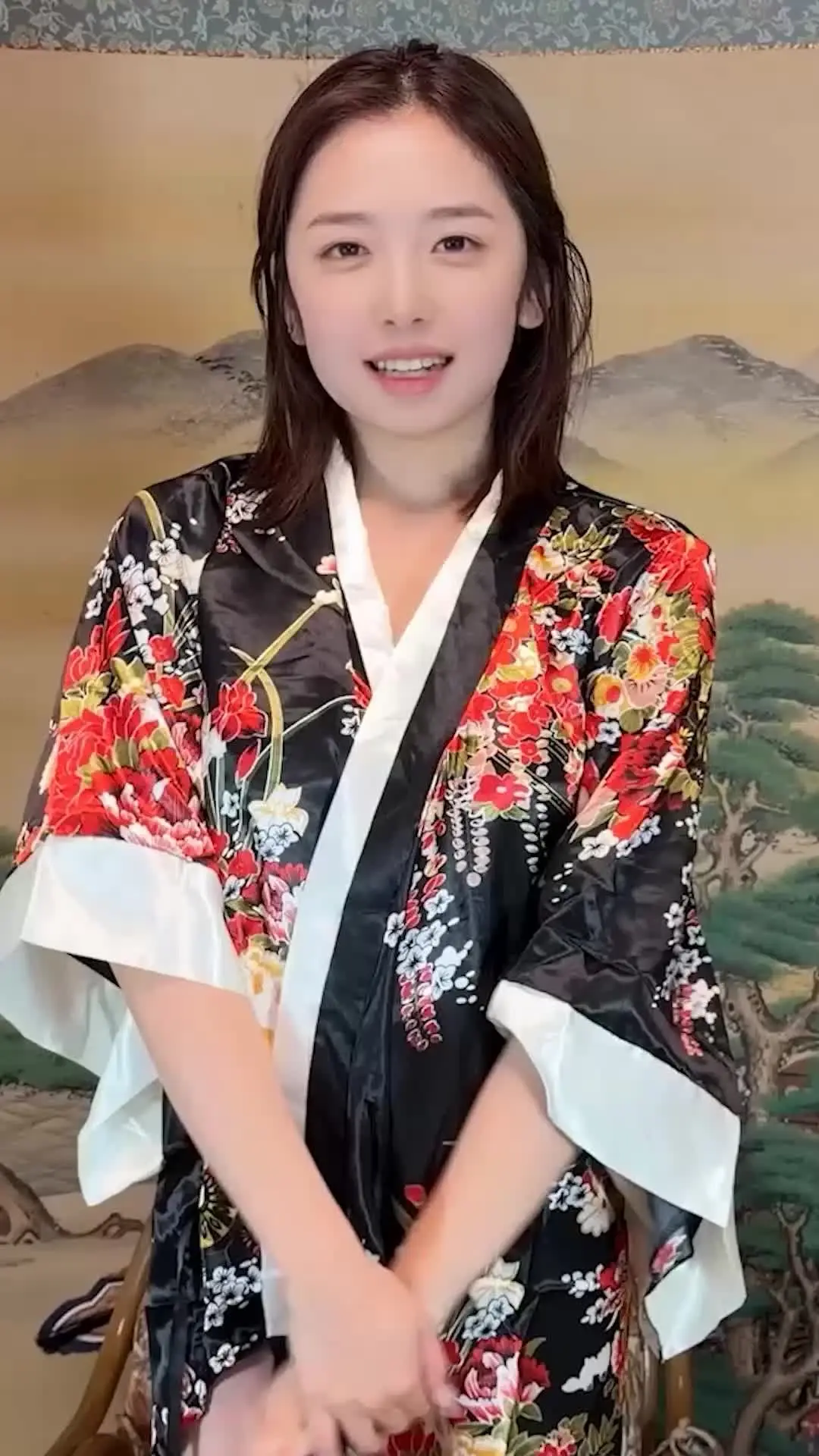 つむぎ（見習い）「バックからまんこくぱぁしてみました。 おつかれさまです。つむぎです。 お尻の穴が丸見えになってしまってとても恥ずかしいです…。」の投稿サムネイル