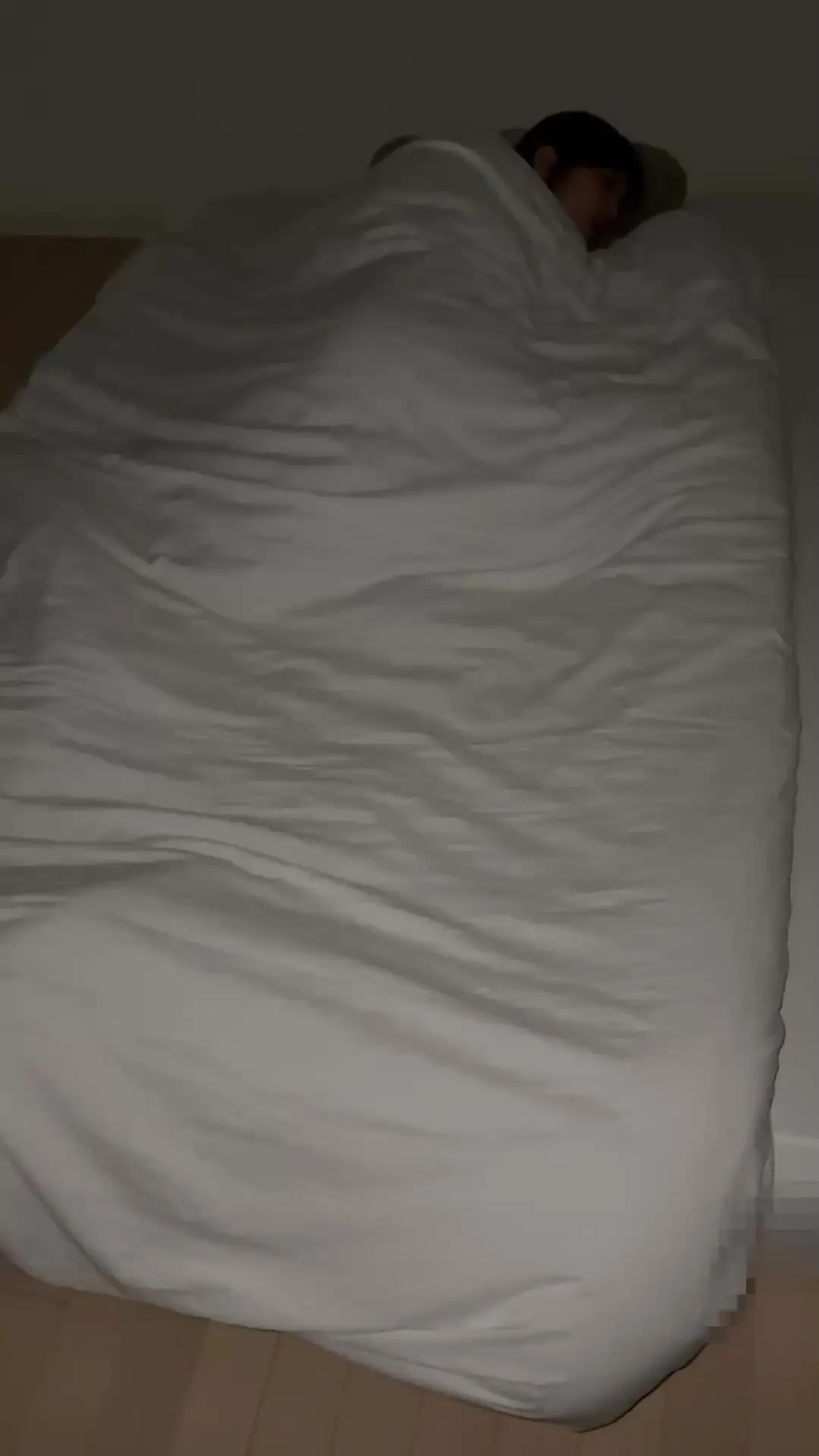催眠術師X (寝ている美女に勝手に中出し)「スレンダーモデル体型の美容部員ちゃんが寝ている間に好き勝手にハメまくって中出しした映像」の投稿サムネイル