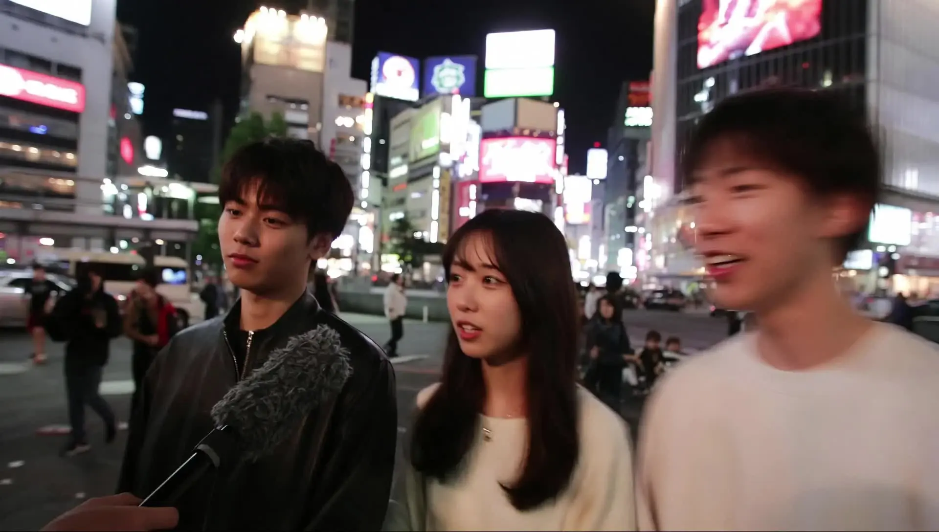 渋谷の街中で急に脱ぎ始める露出狂女子大生
