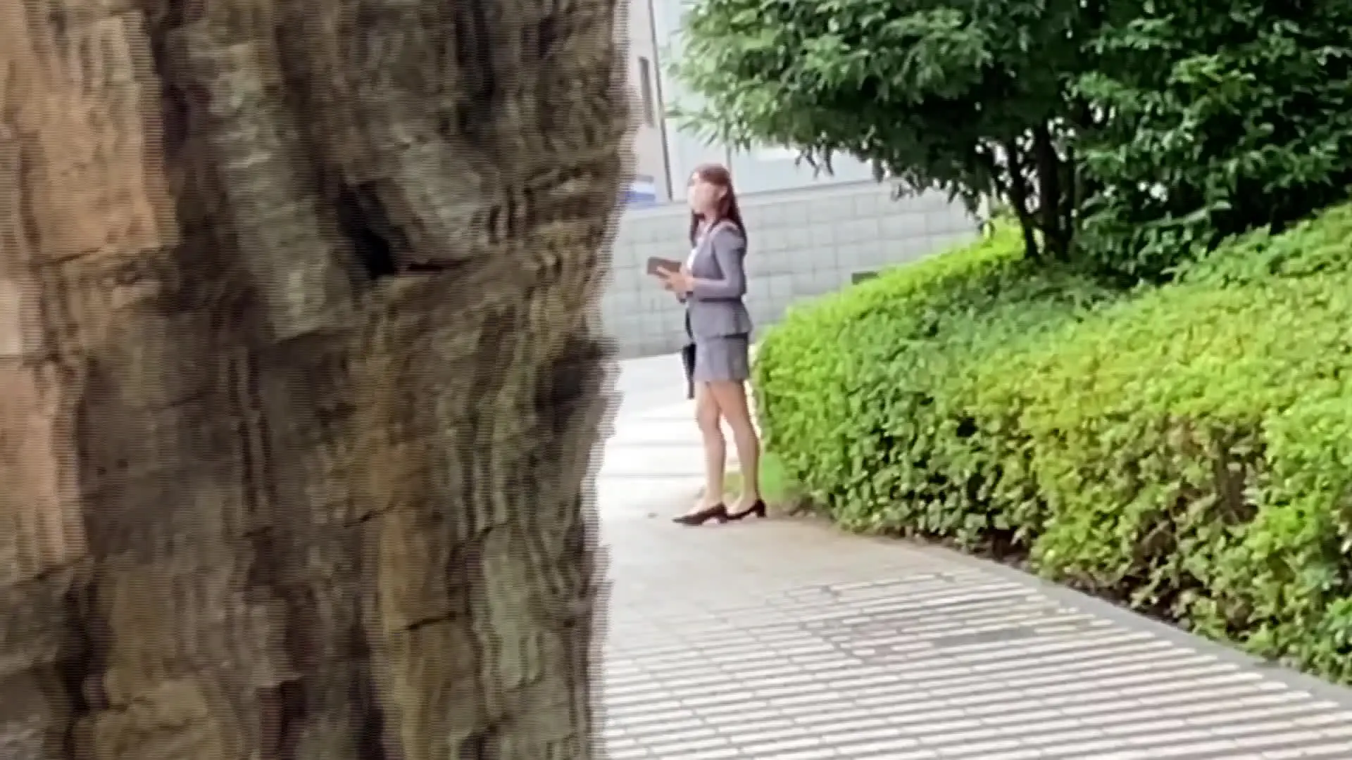 暗黒王子 zzzgirlxxx「とある女の自業得 スーツ女スレンダー 脛男からまた動画が届いた。 今回の被がい者はOLなのかスーツ姿の女。人当たりも良さそうだしスタイルもかなり良くて羨ましい限」の投稿サムネイル
