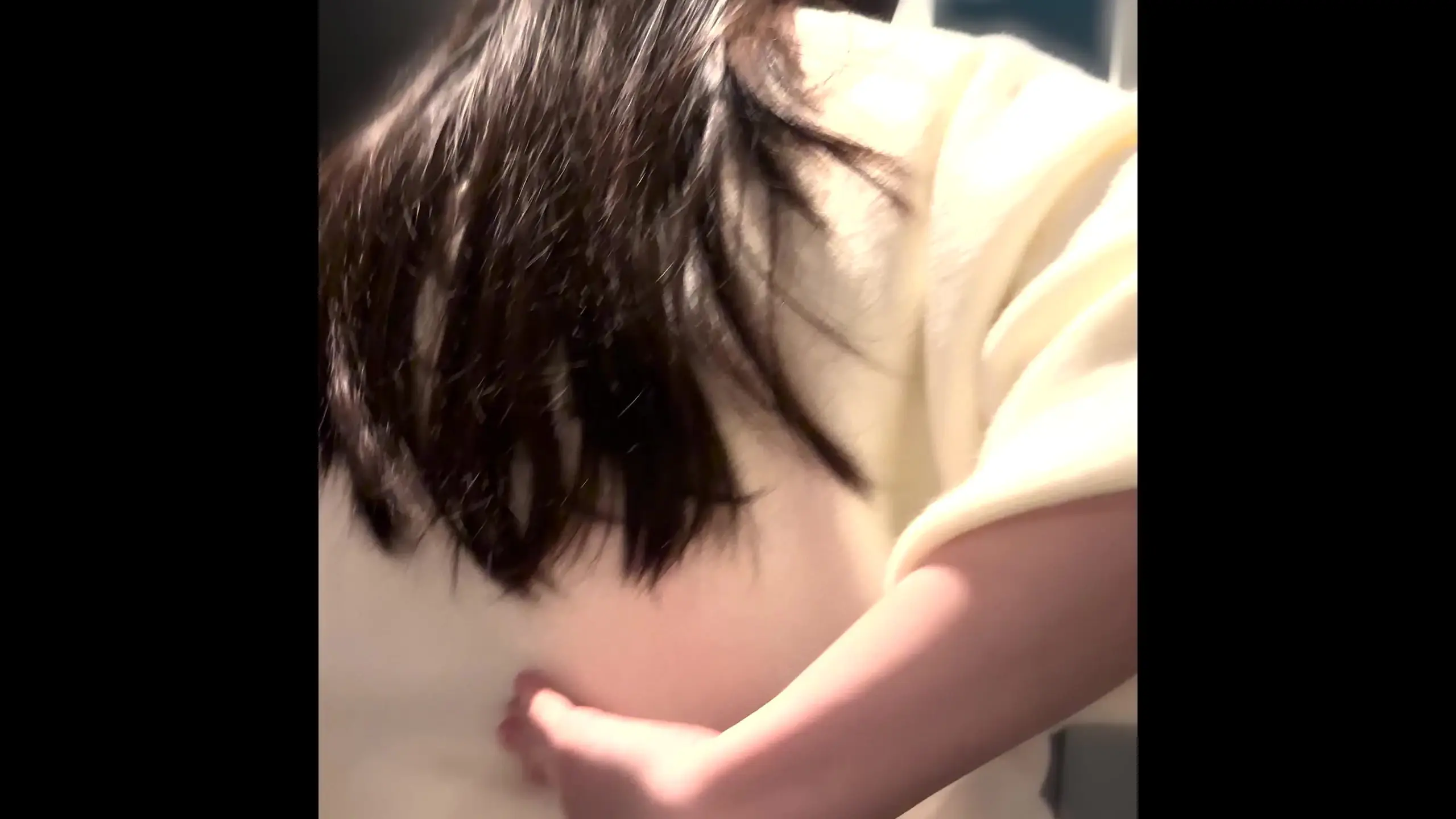 KEEP-OUT「ネカフェでくつろいでいた彼女。 最初はリラックスしていたはずなのに、いつの間にかこんなに近い距離に……。 無防備な雰囲気の彼女を、いつもより近い距離でじっくり収」の投稿サムネイル