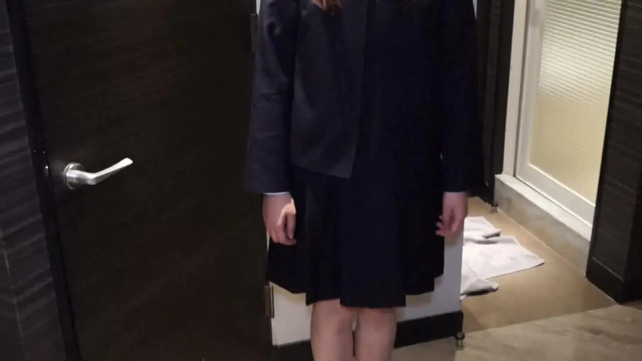 はる｜リアル制服×着衣フェチ「レトロ感な女学生感の漂う熊〇・信〇のジャンパースカートをまとった清楚系美女に足コキ・手コキからの大量制服ぶっかけ。」の投稿サムネイル