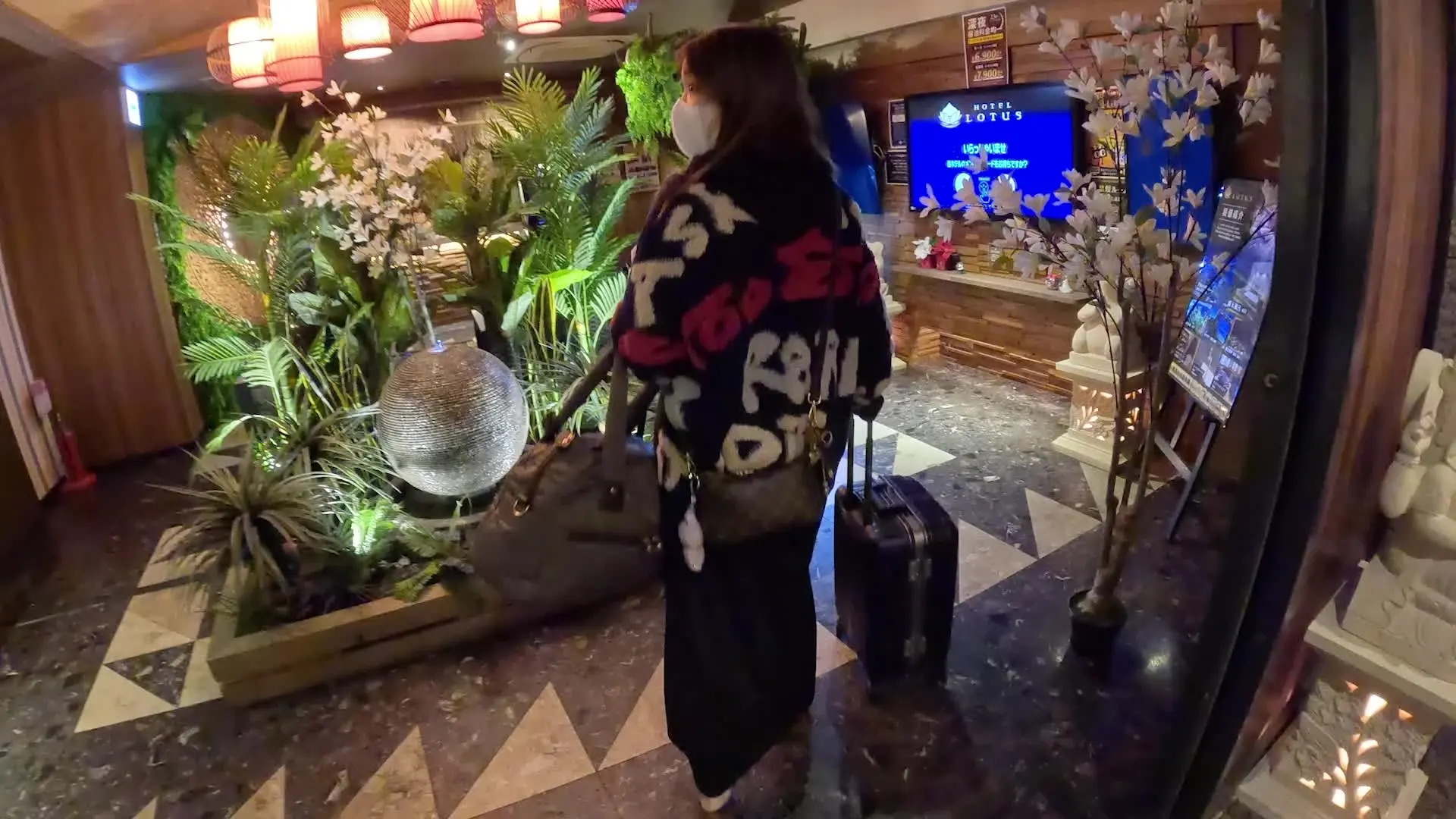 ド変態妻💋発情ハメ撮り裏日記📖「【変態夫婦｜ホテルに入るとこうなる #30】 ピンクのチャイナ姿で本気セックス🎀 後編のマスクなしフェラはプラン限定にしてるから、それも見てくれるならプランに来」の投稿サムネイル