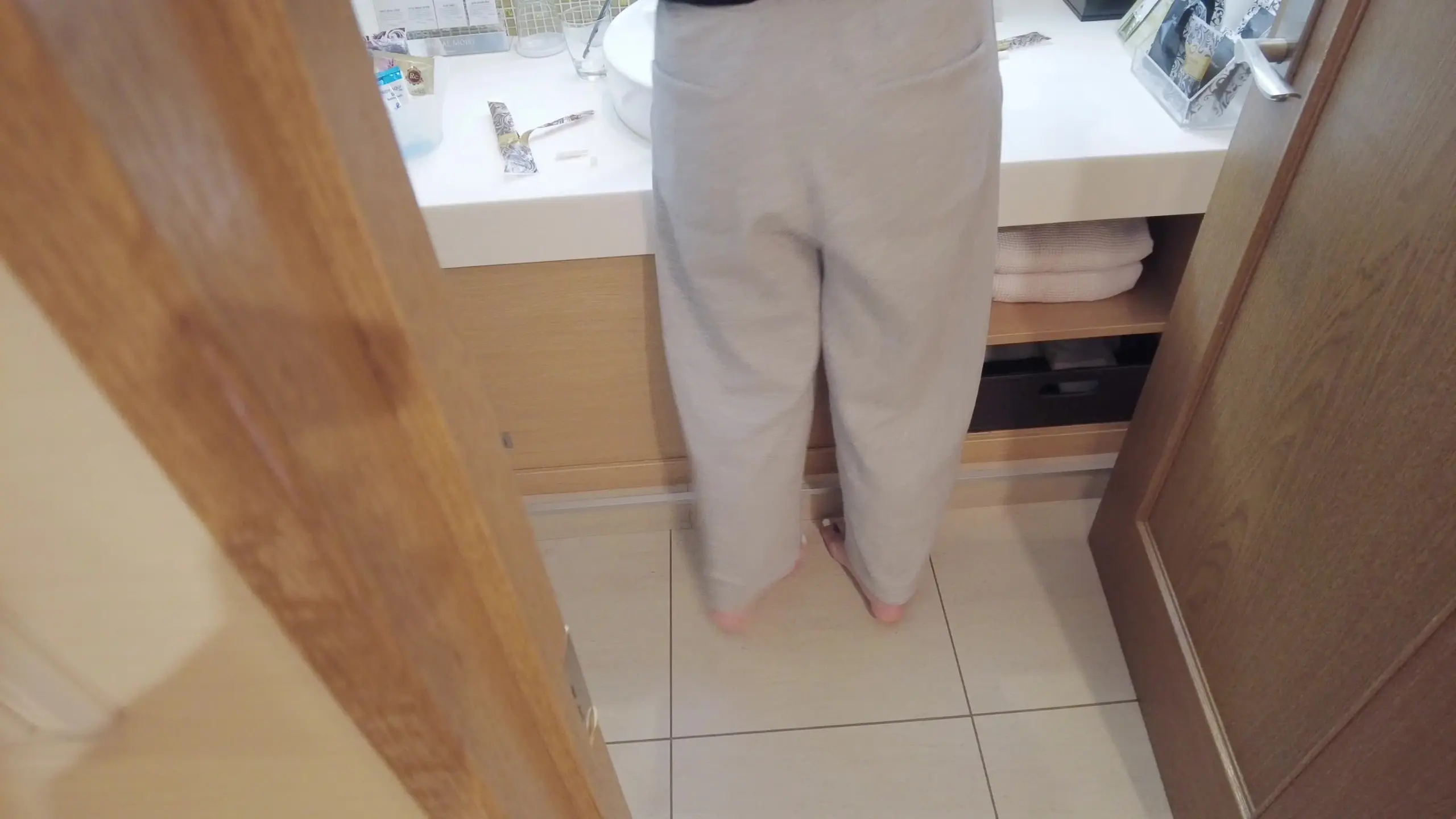 顔出しNTR変態人妻美容部員「【ケツ穴の匂いをチェックされる人妻】 ｢ちょっと挿入れてくる！｣と言わんばかりにラフな格好で不倫しに来る人妻。 まずは前日から風呂入ってない肛門とマンコの匂いチ」の投稿サムネイル