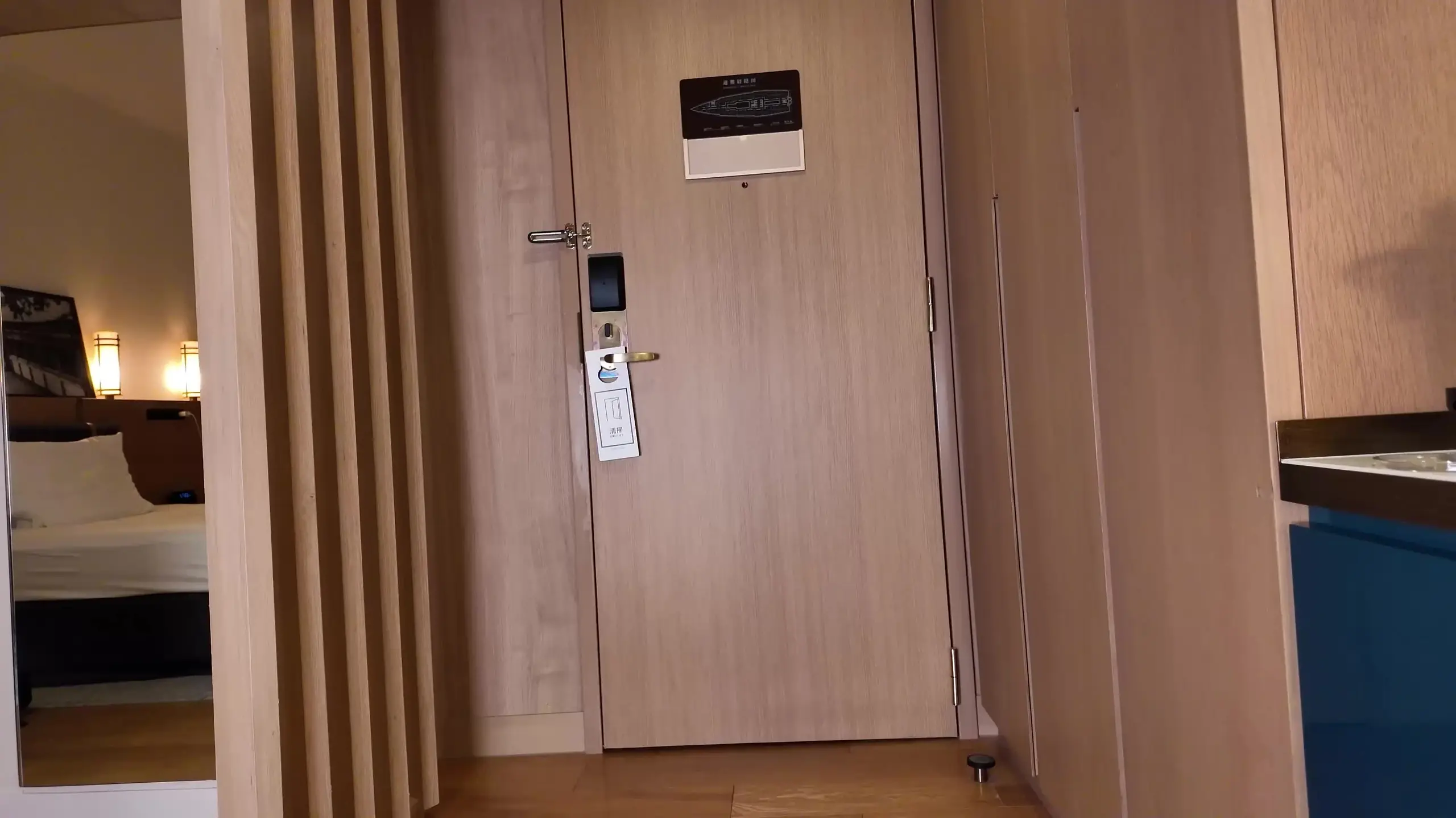 オトコをダメにするmちゃんです💓「デートの後にホテルへ🏨 ホテルに入ってすぐ汗まみれの汚ち⚫︎ぽをそのままフェラ🍌 すっごい匂いも無我夢中にしゃぶっちゃって」の投稿サムネイル