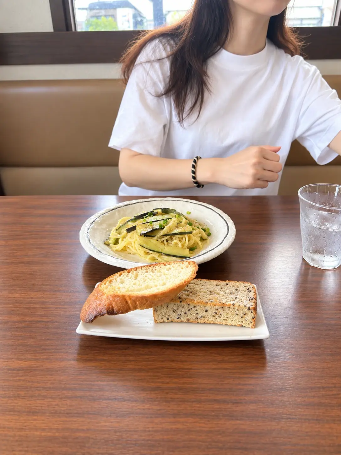 40代、ここから。「「今日、午後半休なんです」 いつものように営業先へ。 一通り仕事の話を終えて、帰ろうとしたときだった。」の投稿サムネイル
