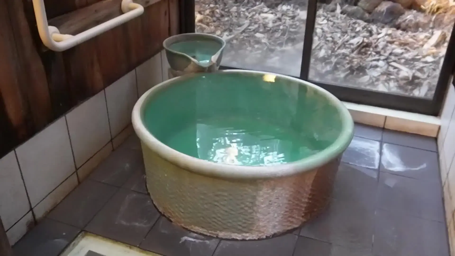 しろねこみゃあこ【野外露出ガチャ開催中⚠】「🐈【温泉みゃあこ♨】綺麗な陶器風呂でドキドキ混浴気分💕興奮してはしゃぎすぎちゃいました🤭🐈」の投稿サムネイル