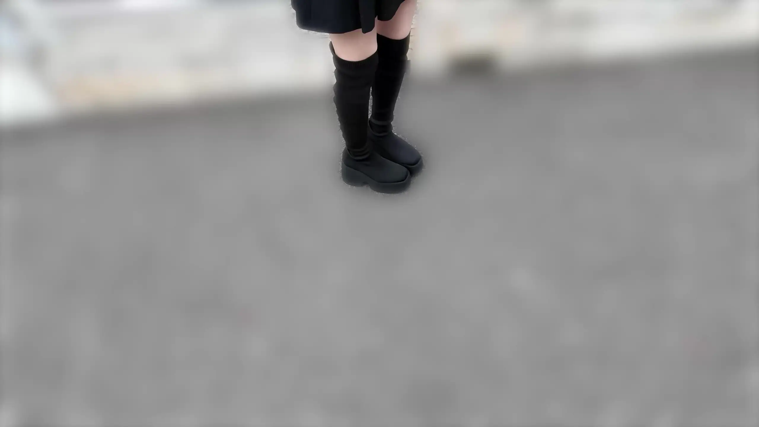 女の子の匂い全部嗅ぐ！🍑「性欲つよつよお姉さんのニーハイブーツでむれむれグレーハイソ嗅ぎながら腰ヘコ止まらないぃ😭」の投稿サムネイル