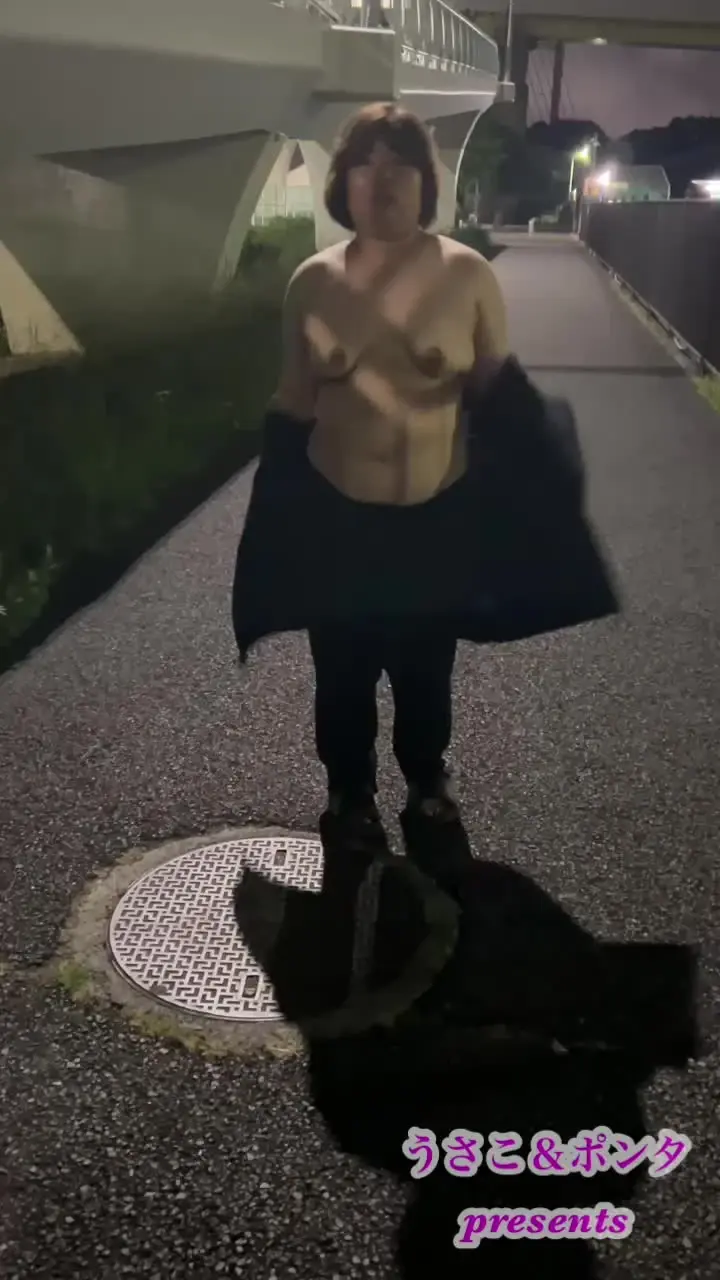 うさこ＆ポンタ【リアル夫婦の性記録】「【夜のプチ露出散歩💕 海の公園編】 おっぱい丸出しでお散歩してきました♪ 潮風がおっぱい刺激して興奮しちゃいました💕」の投稿サムネイル