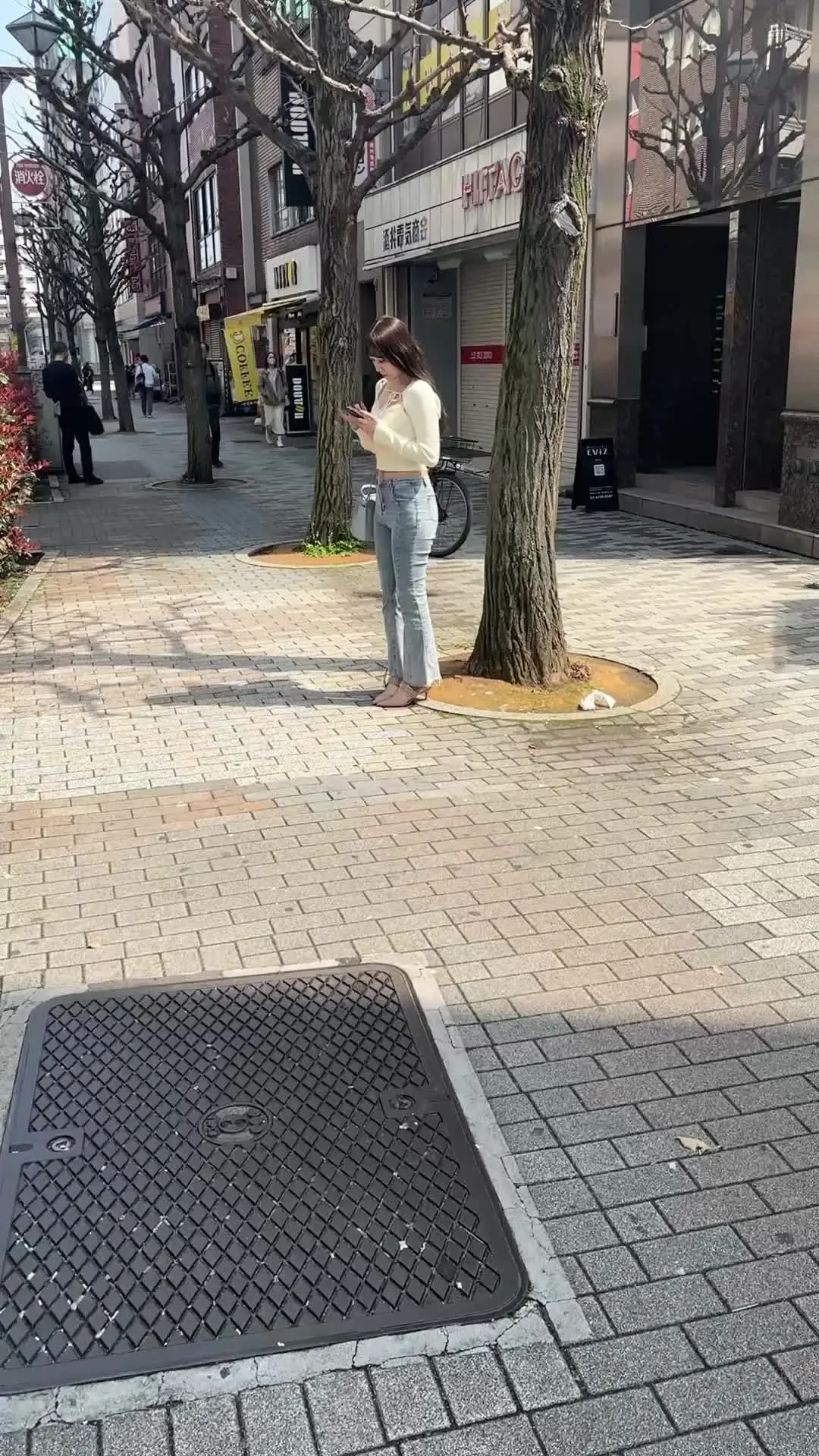 ヱロ動画【買取】ってイイですか？「いつも通り買取活動に勤しんでいると、 いかにも春らしい、へそ出し服装の女性を発見したので インタビューと称して接触！」の投稿サムネイル