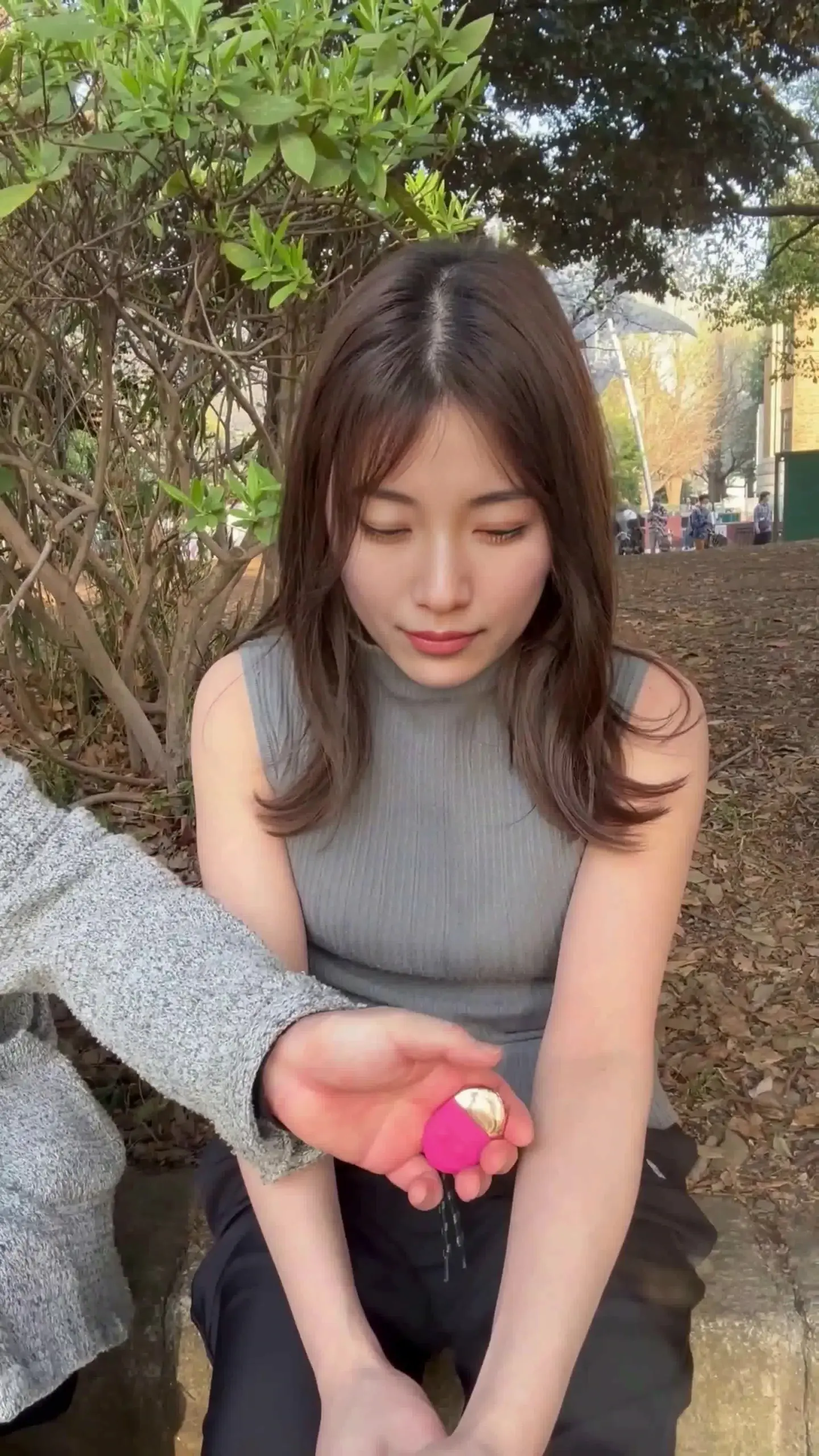 地味OLミカの裏アカ。 普通のOLがいちばんエロいんだよ。「仕事帰りに遠隔ローター入れて街ブラしたよ💗 この後はエッチしたくなってしちゃった💗 つづきはすぐにアップするね！」の投稿サムネイル