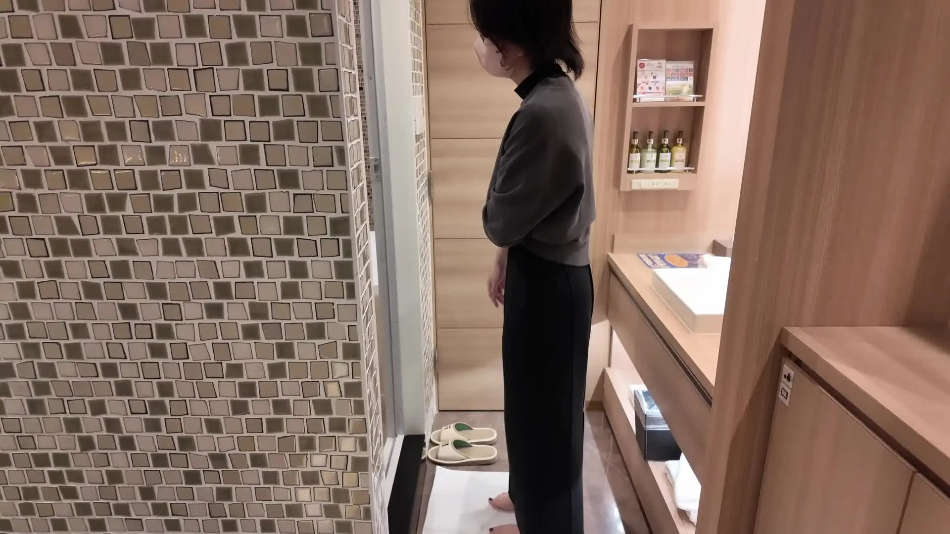 個撮魂【素人専門ハメ撮り】「水泳インストラクター 24歳 身長167 3度目の登場、水泳インストラクターさんとなります 今回は仕事着の競泳水着を着てHな事をしてもらいました」の投稿サムネイル